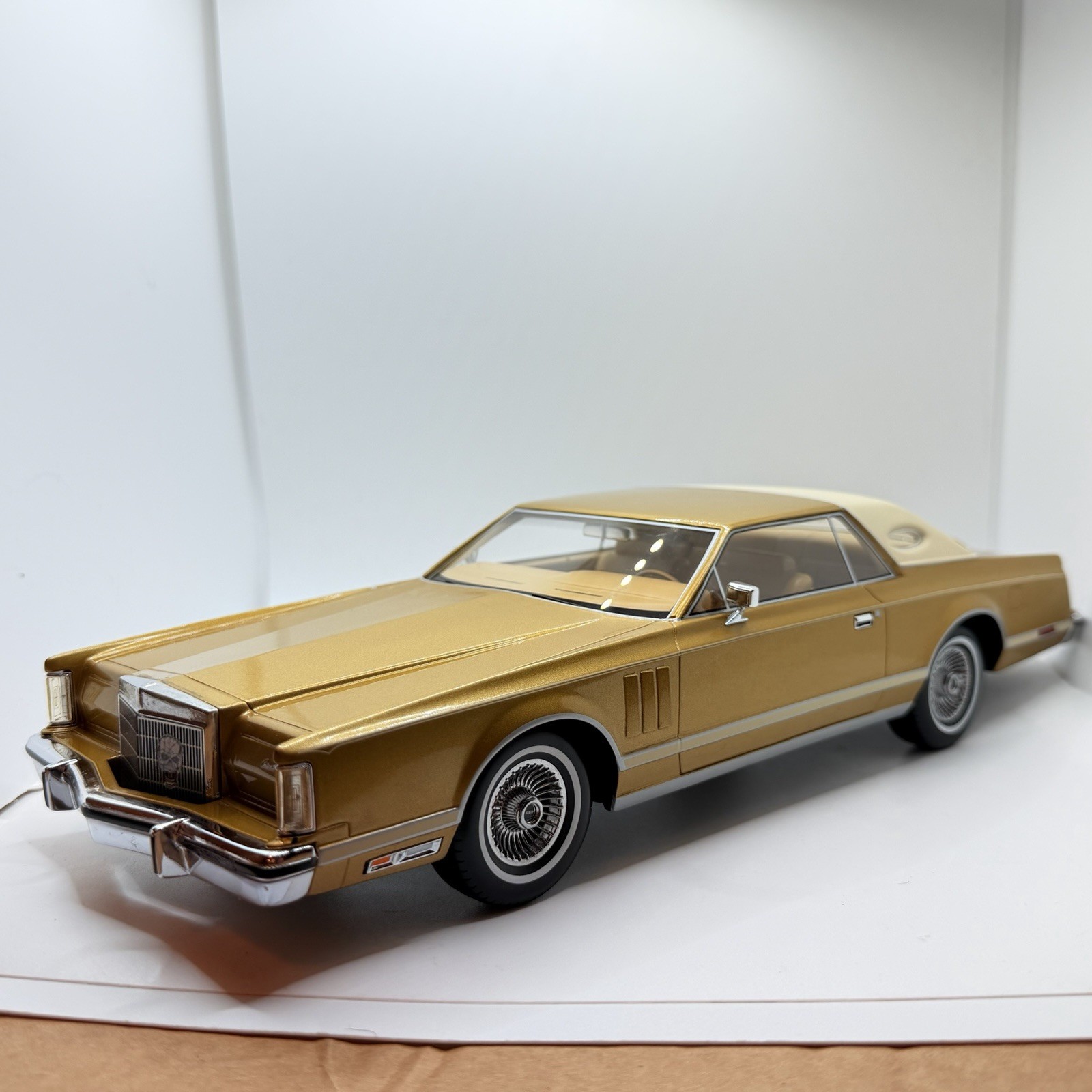 1977 LINCOLN CONTINENTAL MARK V GOLD SEALED MODEL 1:18 by MCG MODEL CAR GROUP