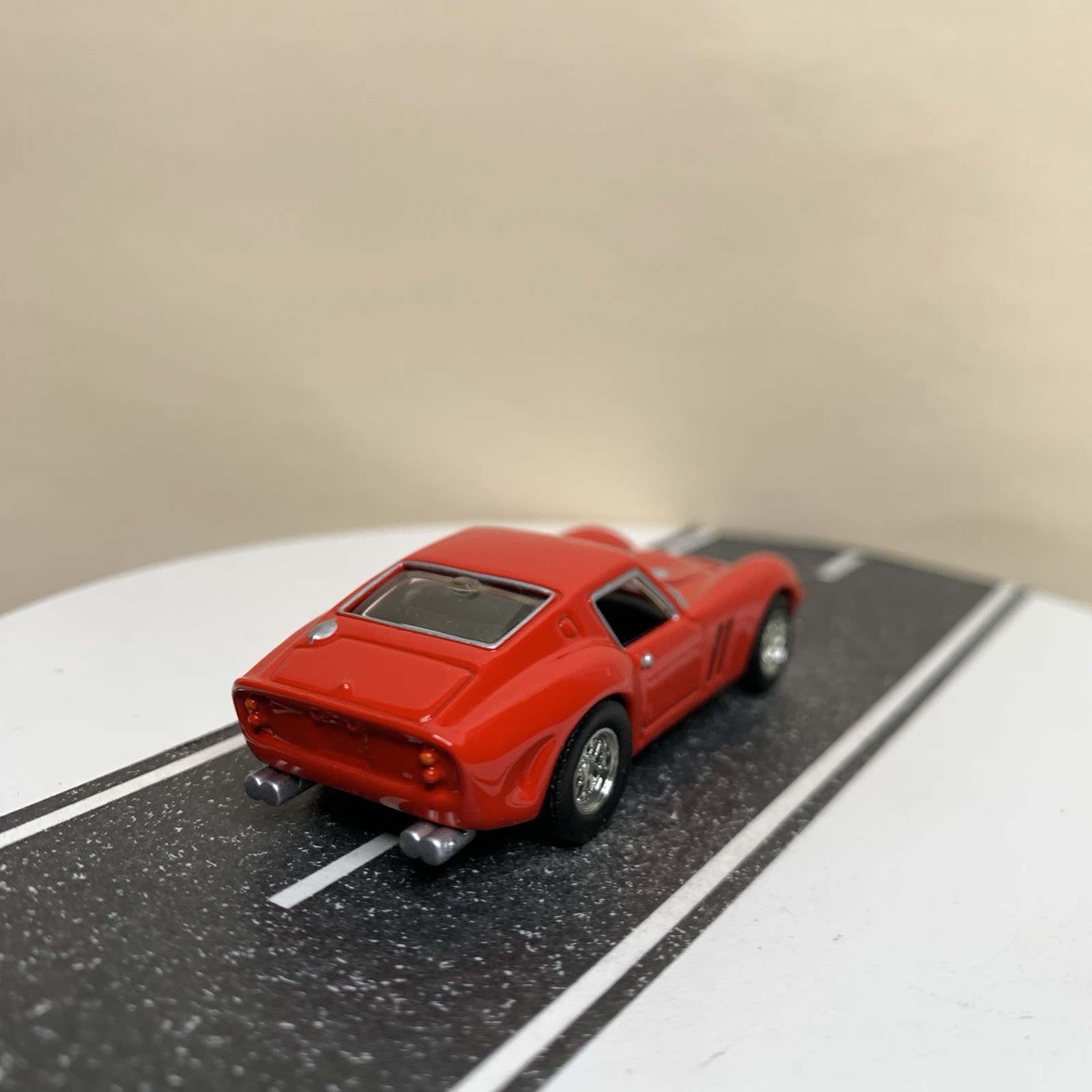 2005 Hot Wheels 100% Oil Can Showcase Series 1962 Ferrari 250 GTO Red 1:64 NM