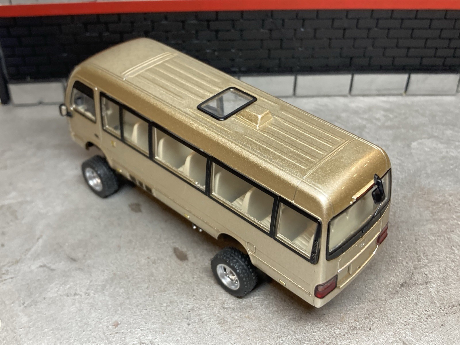 2013 Toyota Coaster Minibus Lifted 4×4 Shuttle Bus 1/64 Scale Diecast Custom
