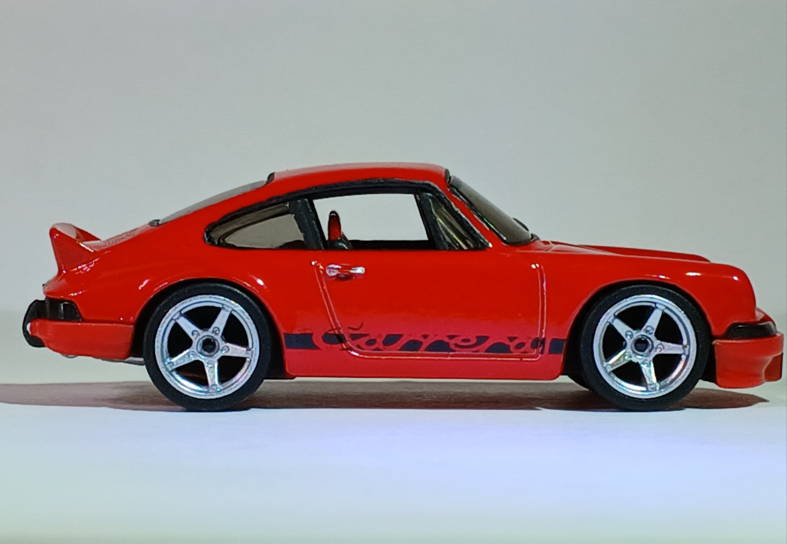 Hot Wheels Factory Fresh Porsche 911 Carrera RS 2.7 Red 1:64 Real Riders- Inter.