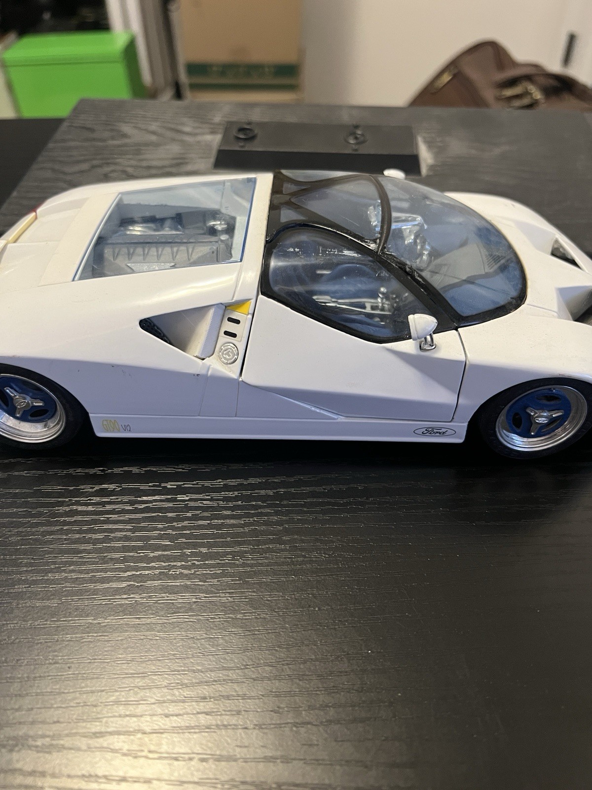 Maisto FORD GT90 Special Edition Diecast Model Car White 1:18 Scale With Stand