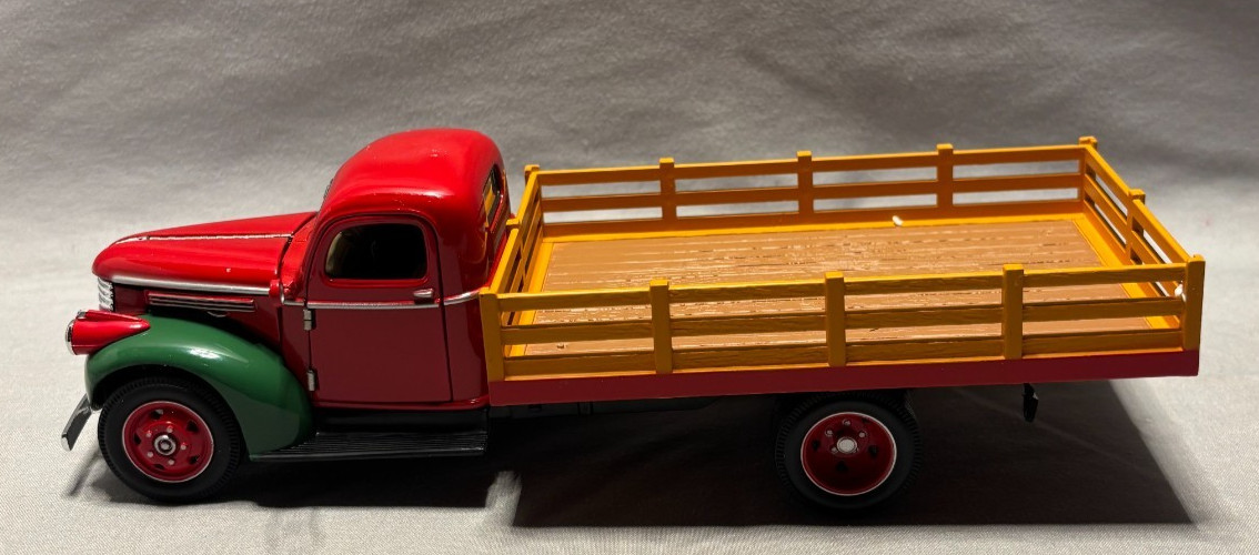National Motor Museum Mint 1941 Chevrolet Stake Truck 1:24 Diecast NIB