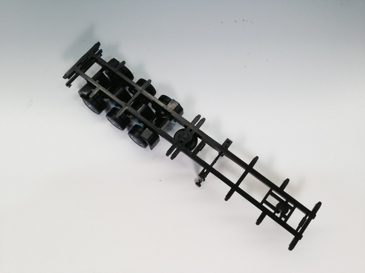 HO 1:87 Promotex # 5316 – 48′ – 3 axle Container Chassis – Black