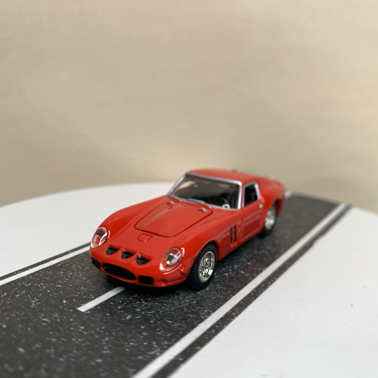 2005 Hot Wheels 100% Oil Can Showcase Series 1962 Ferrari 250 GTO Red 1:64 NM