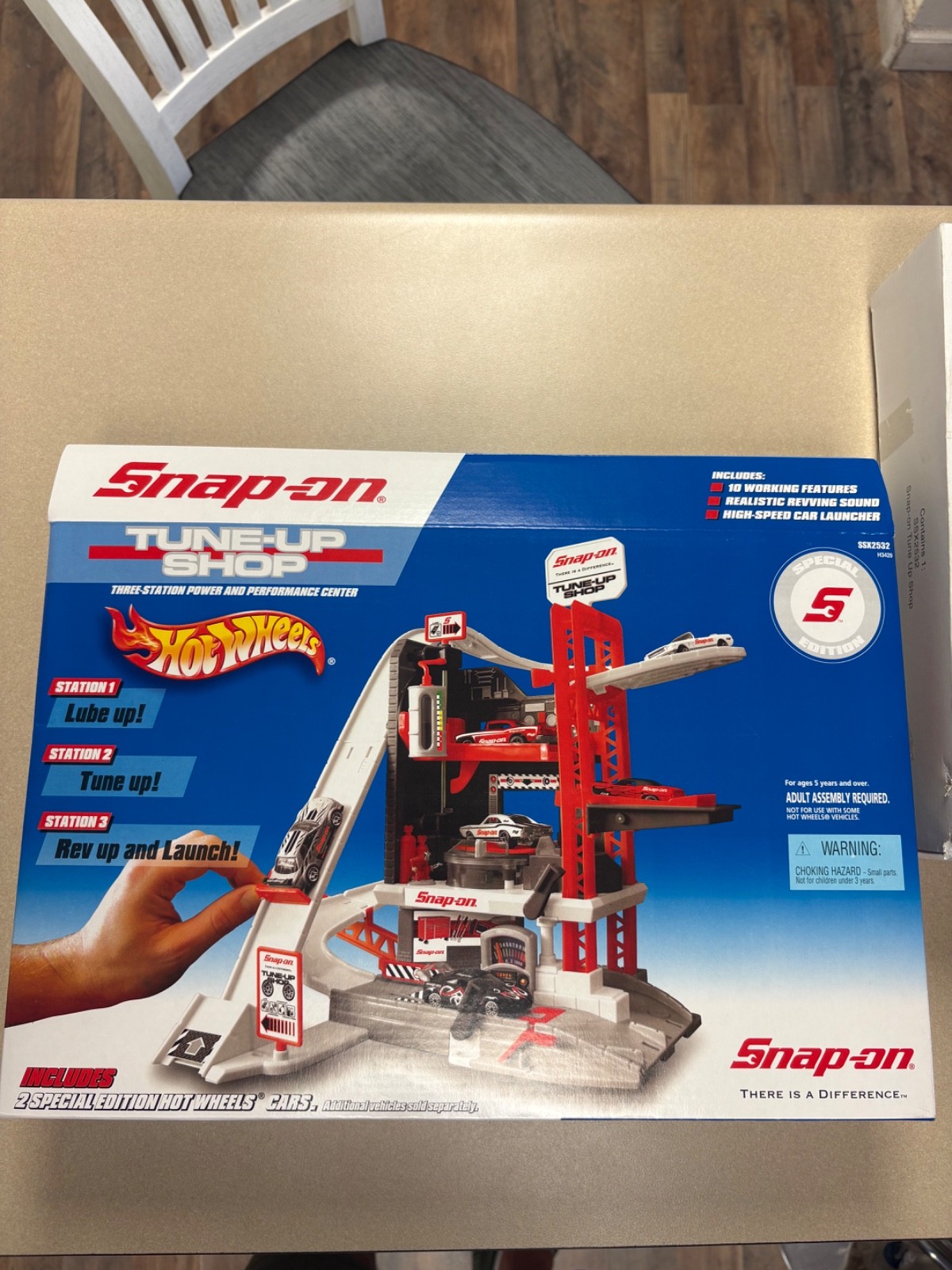 Hotwheels Snap-On Tools Special edition tune-up shop NIB