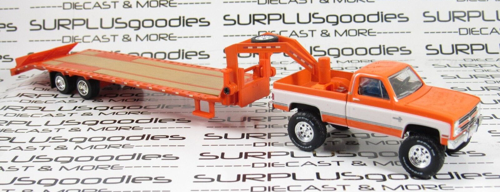 Greenlight 1:64 LOOSE LIFTED Orange 1986 CHEVROLET SILVERADO w/Gooseneck Trailer
