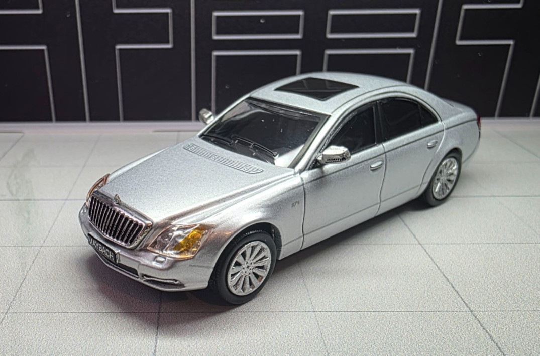 Shadow Pro 1:64 Maybach 57S Sedan Silver with Black Interior Very Nice!
