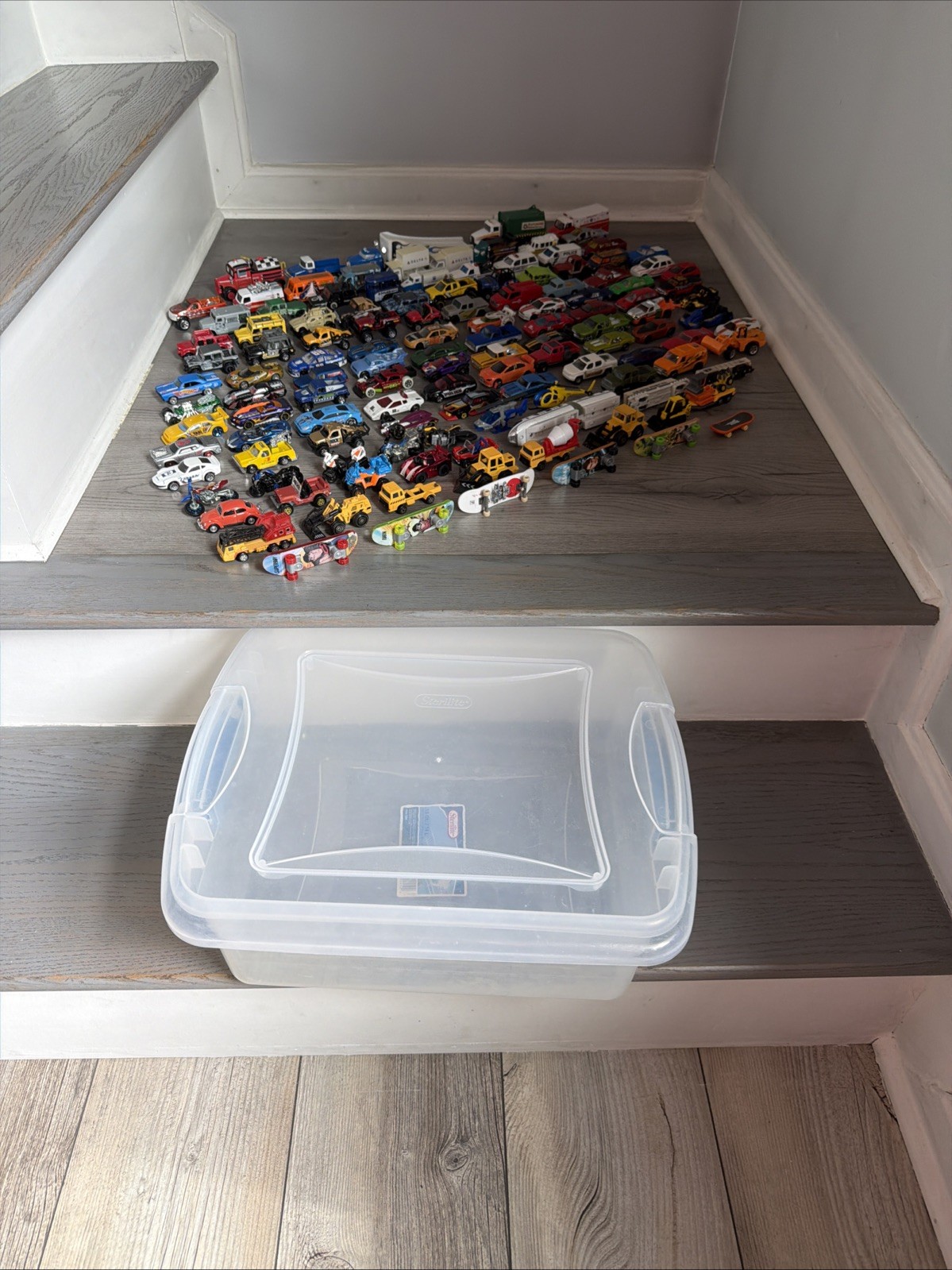 Large (126 pieces) collection of loose die-cast , plastic toy cars. Various size