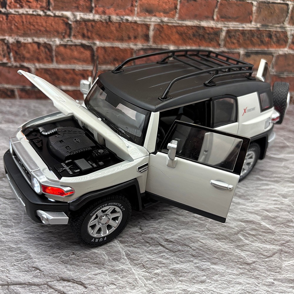 2007/2014 TOYOTA FJ Cruiser 1:24 Diecast – Officially Licensed – White With Box