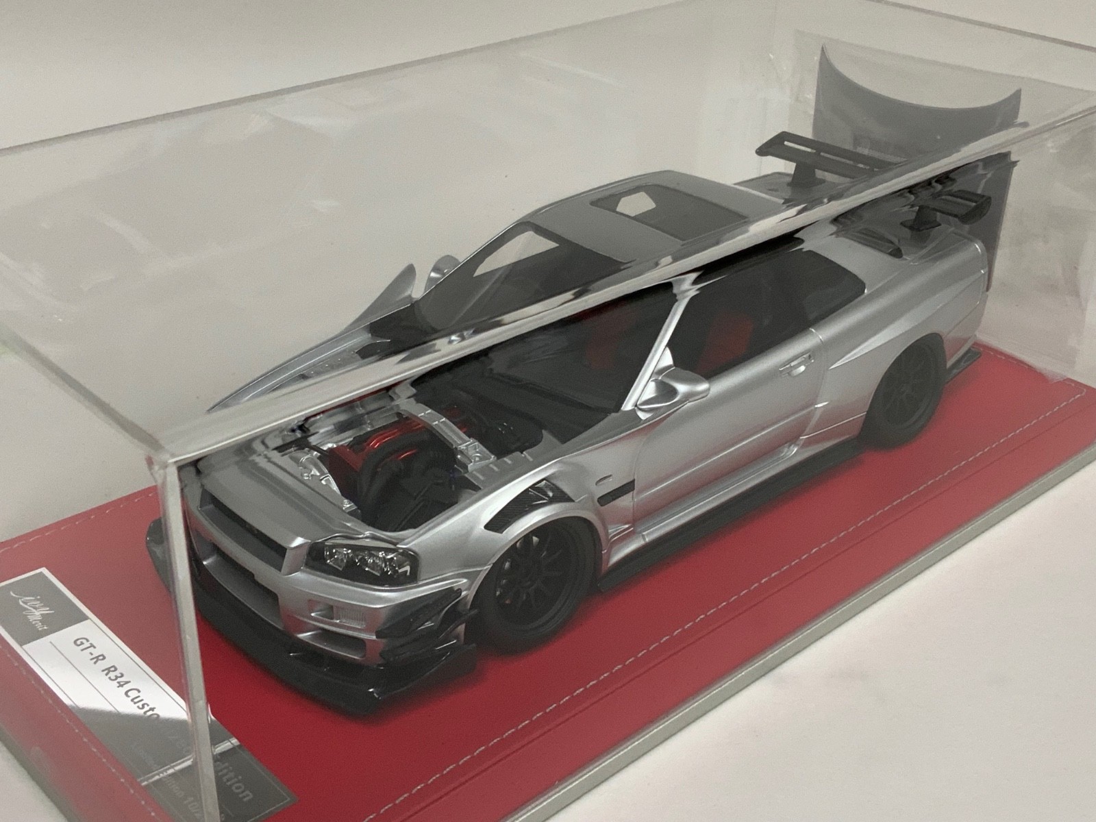 1/18 IVY Nissan R34 customized with Full Engine Silver leather base 20 pieces