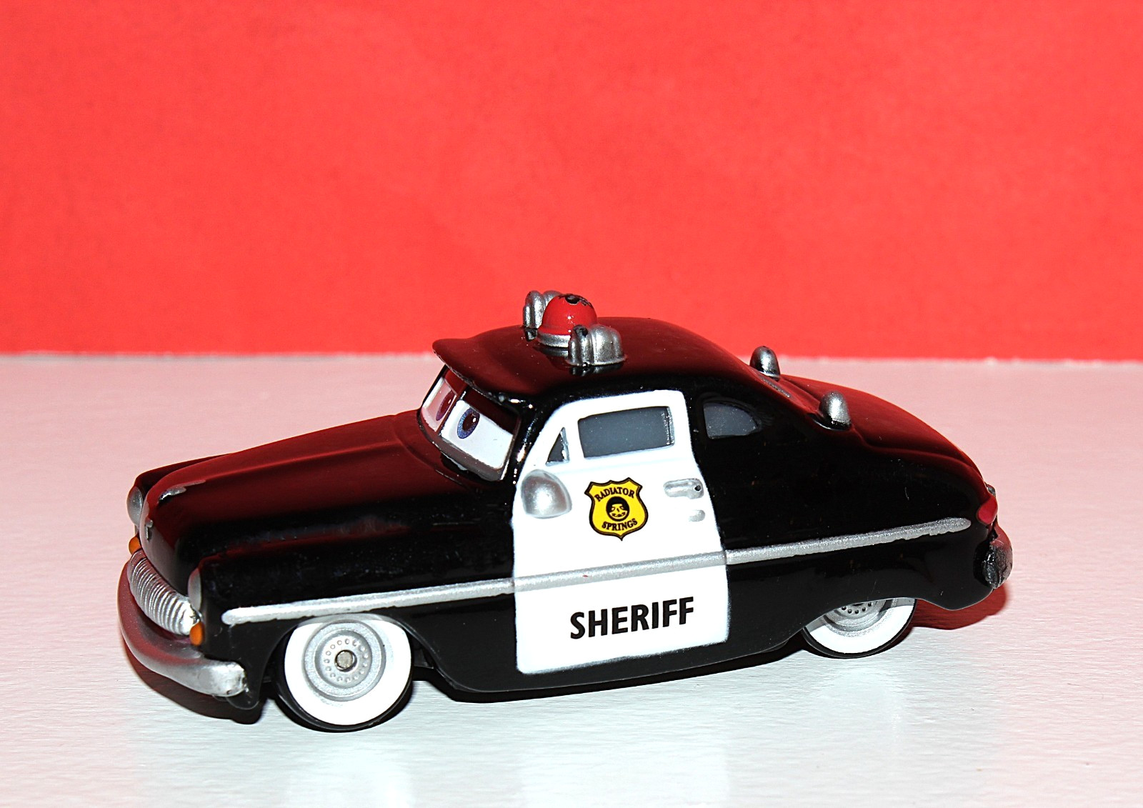 DISNEY PIXAR CARS “SHERIFF” 1949 MERCURY 1:55 DIECAST GOOD/CHIP ON RED LIGHT