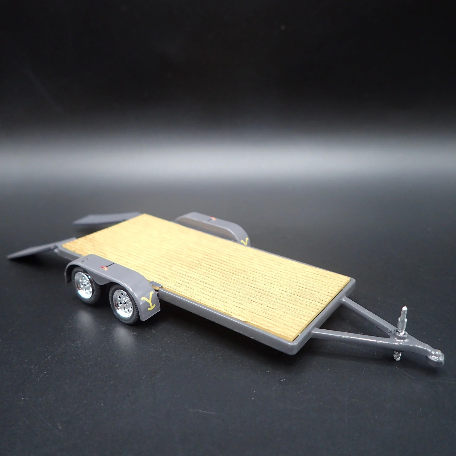 OPEN FLATBED CAR TRAILER w/ LOADING RAMPS GRAY 1:64 SCALE DIORAMA DIECAST MODEL