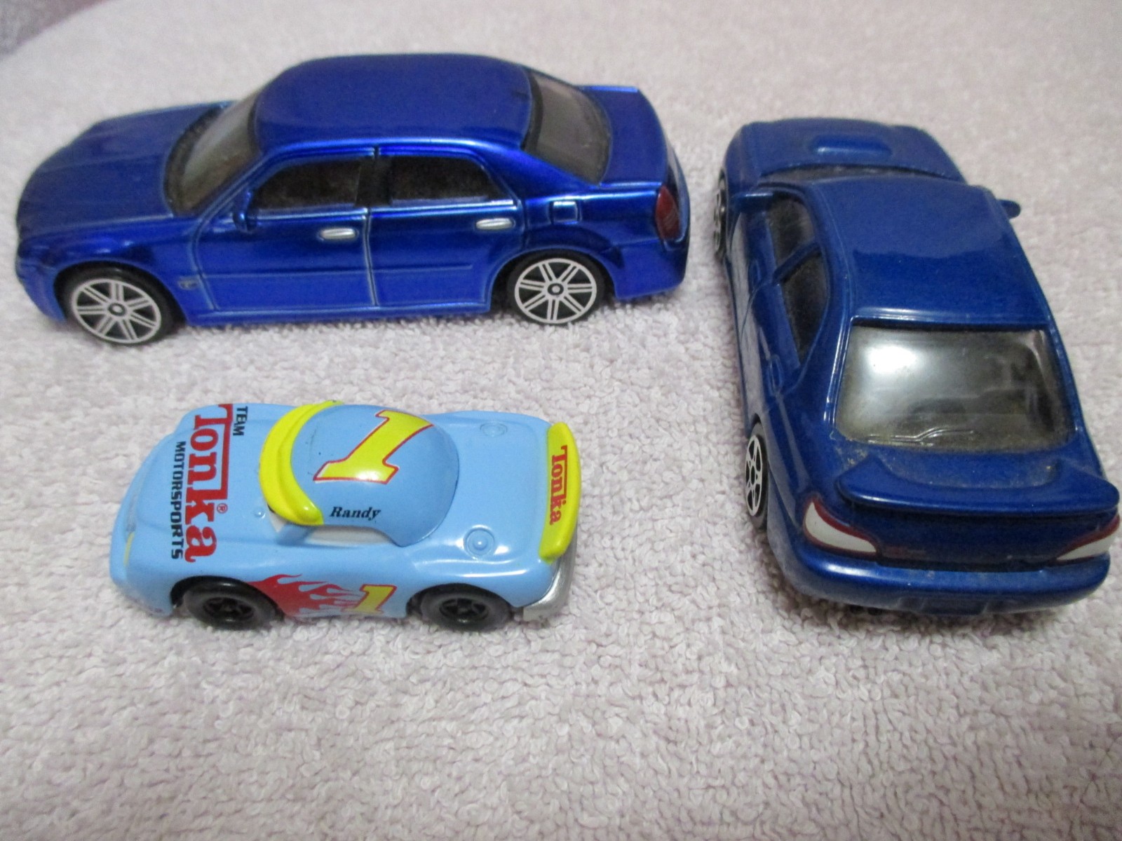 Vintage 2005 Maisto Black Chrysler 300C Hemi 1:43 Diecast Car (2) and Tonka car