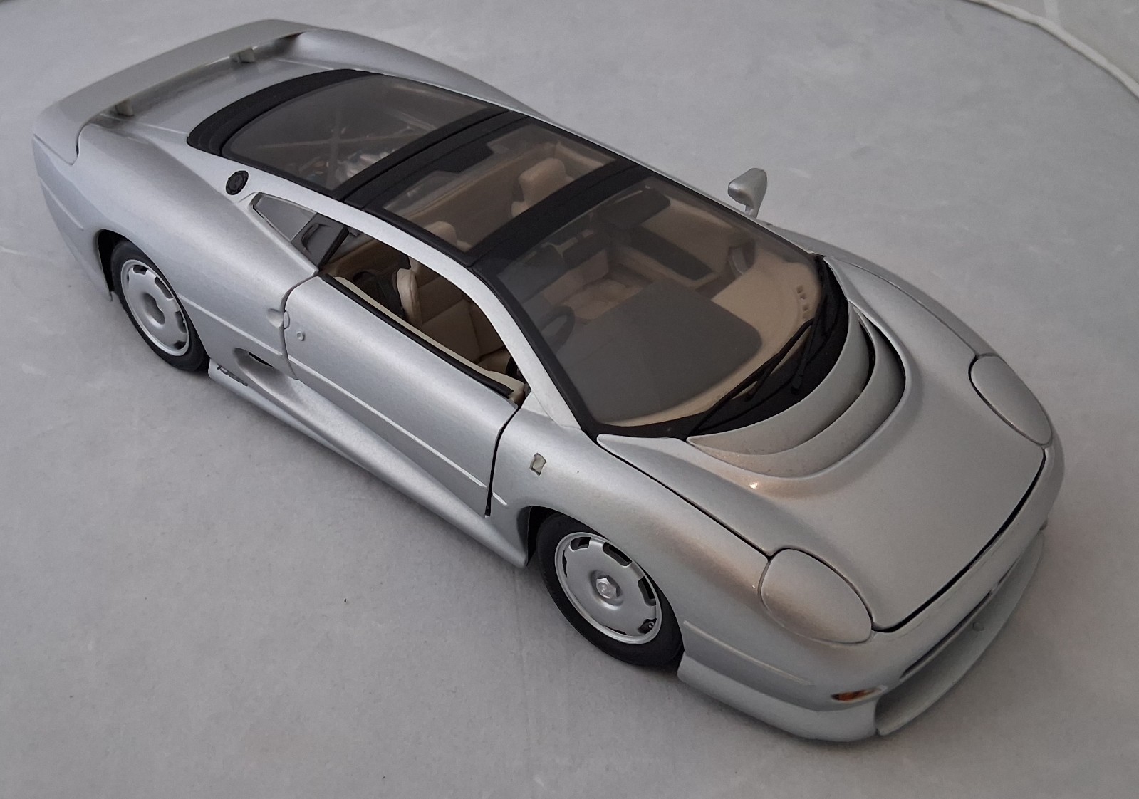 1992 Jaguar XJ220 1:18 Diecast (Silver) : Maisto