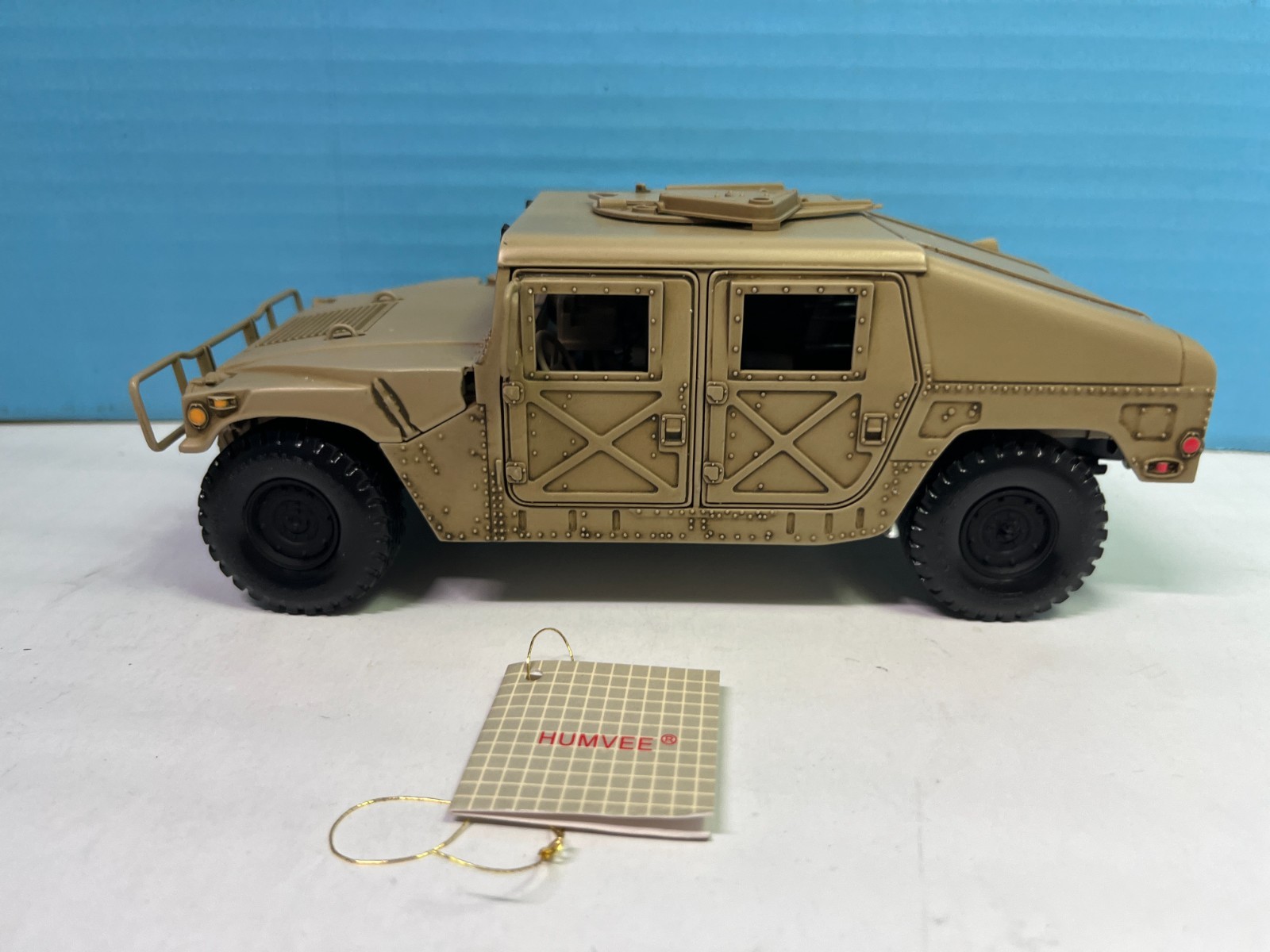 1/24 MILITARY AM GENERAL HUMVEE DESERT CAMO BEIGE BOXES & PAPERWORK READ CO