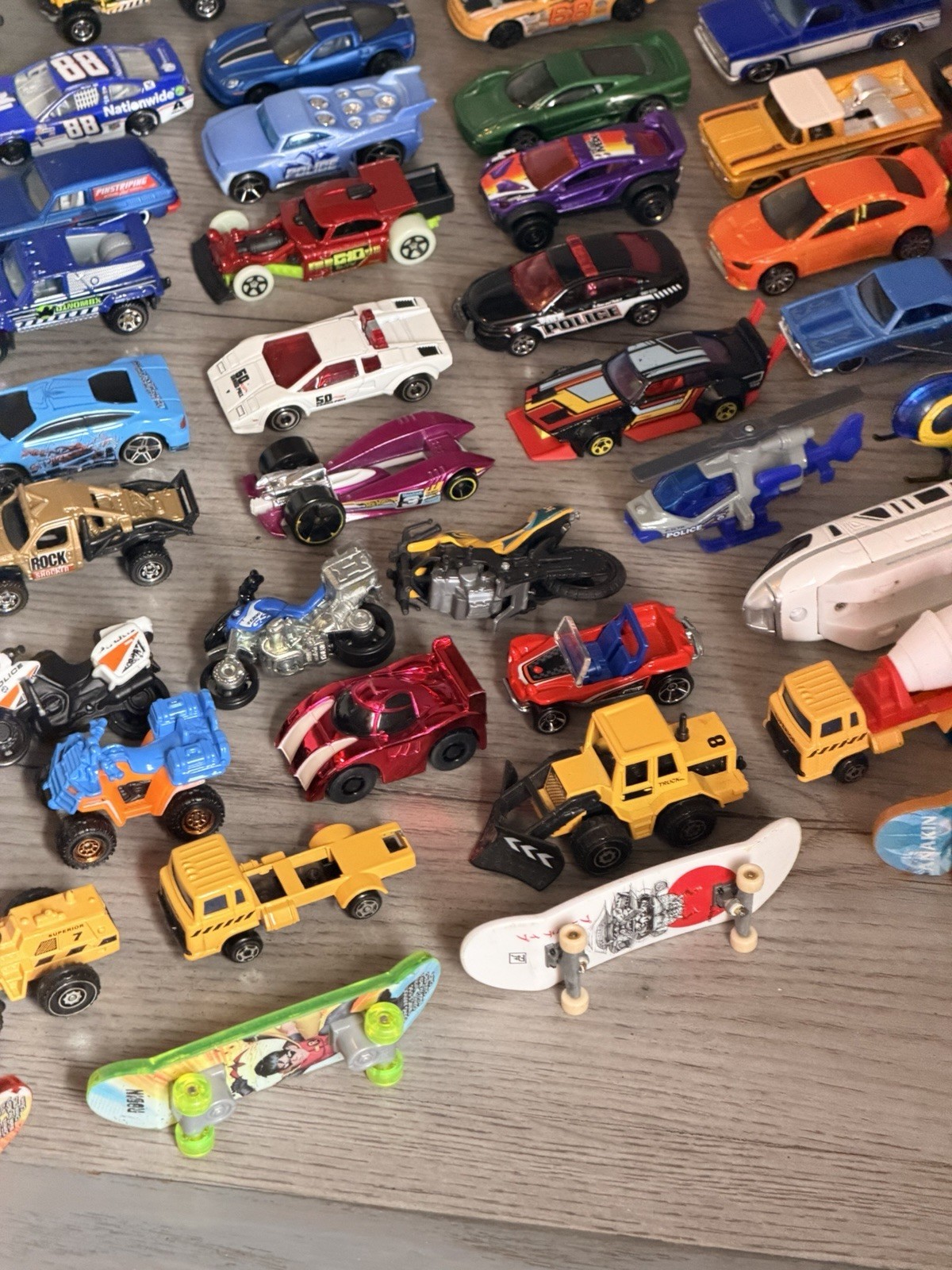 Large (126 pieces) collection of loose die-cast , plastic toy cars. Various size