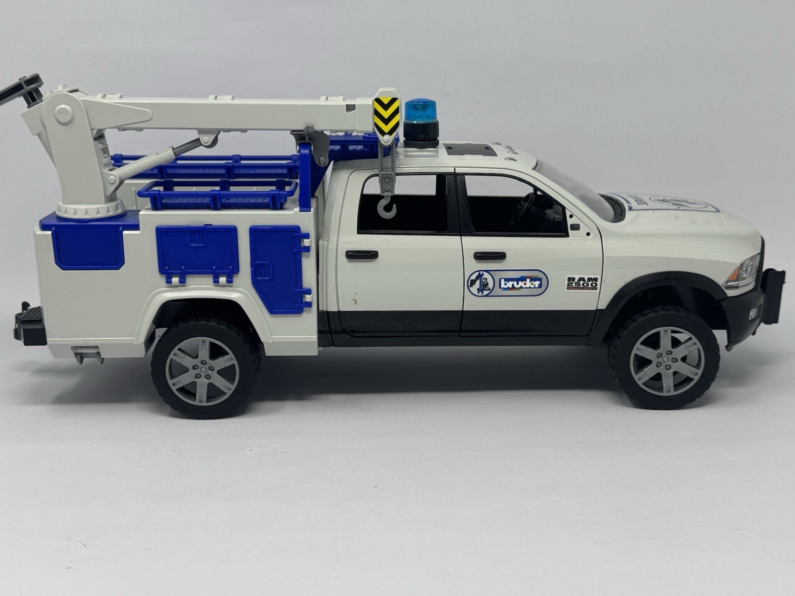 Bruder Dodge Ram 2500 Quad Cab Service Truck 1:16 Crane Truck Boxes Blue Light