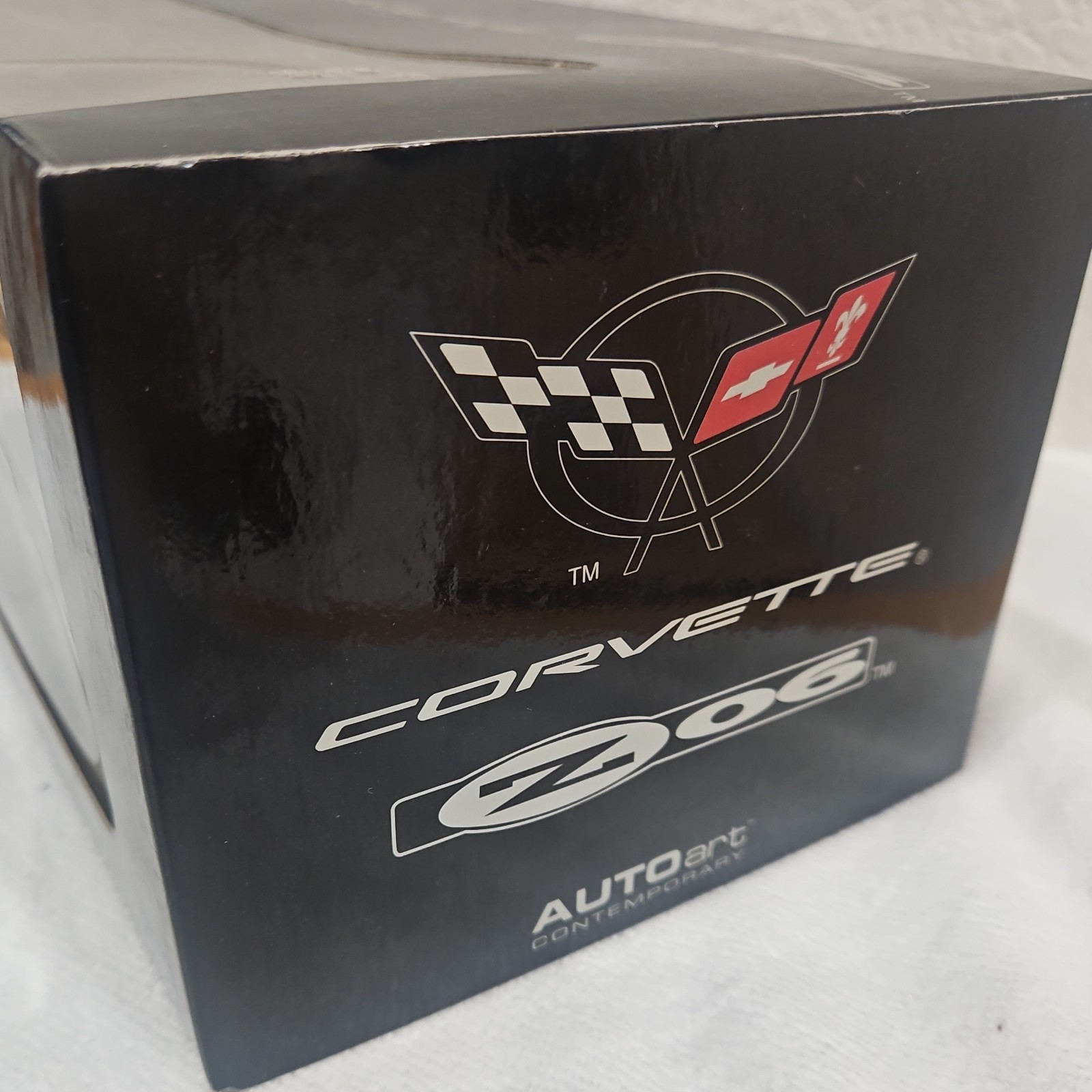 AUTOart 1:18 Chevrolet Corvette 2002 Contemporary Diecast Yellow/Black w/ Case