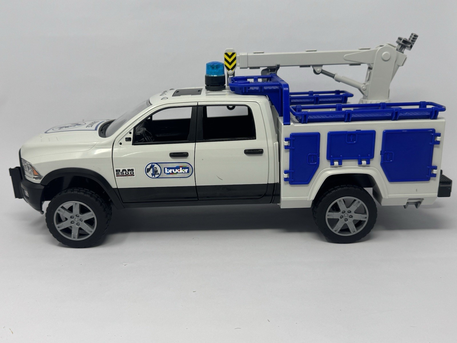Bruder Dodge Ram 2500 Quad Cab Service Truck 1:16 Crane Truck Boxes Blue Light