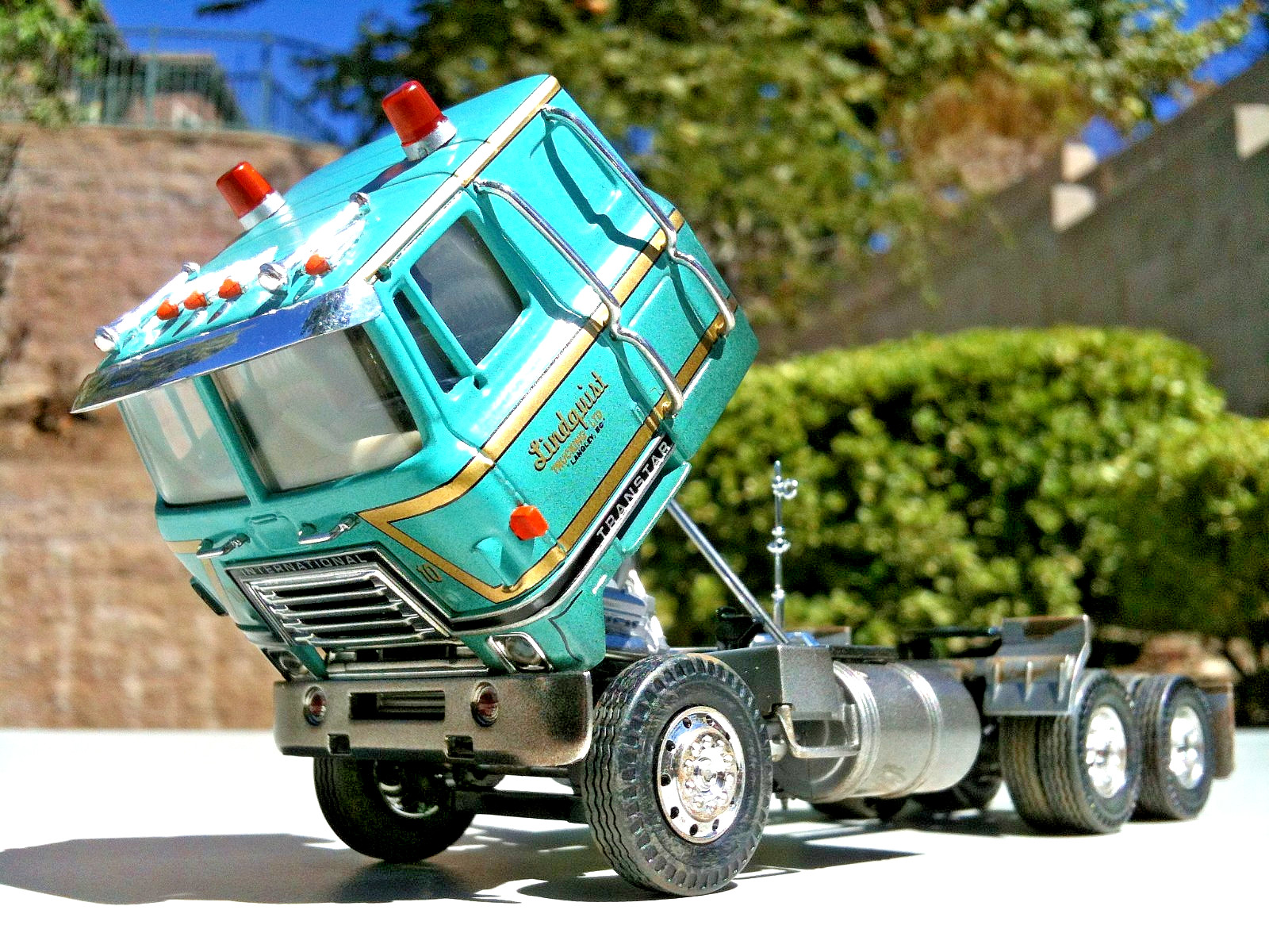 Corgi Heavy Haulers International Transtar with Crushed Car Load 1:50 Scale