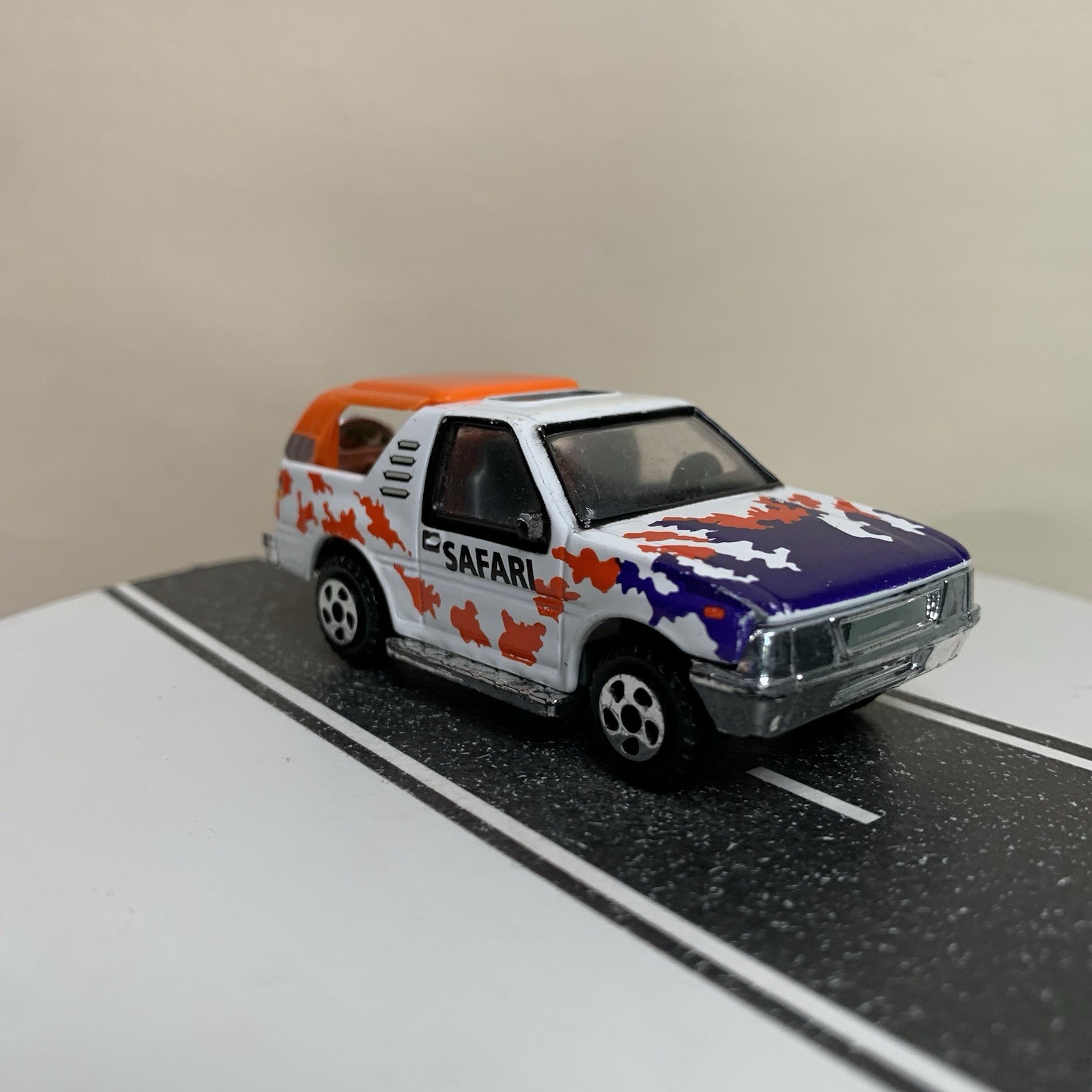 Unbranded Diecast Realtoy 1989-1994 Isuzu Amigo 2-Door SUV White Safari 1:64 NM