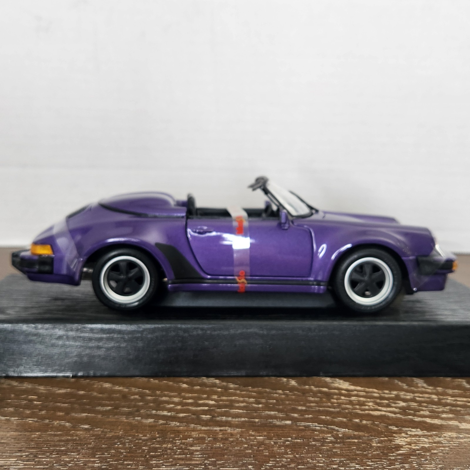 Maisto 1989 Purple Porsche 911 Speedster 1:18 Die Cast With Stand New Open Box