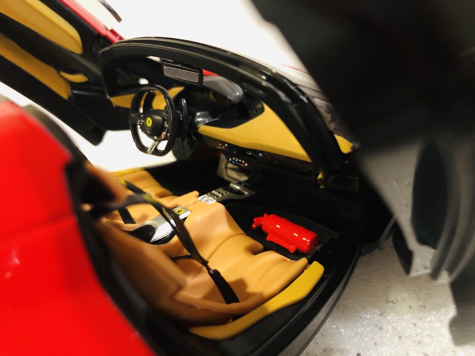 1/18 Bburago Ferrari Daytona SP3 Rosso Corsa Spider Closed Version Signature