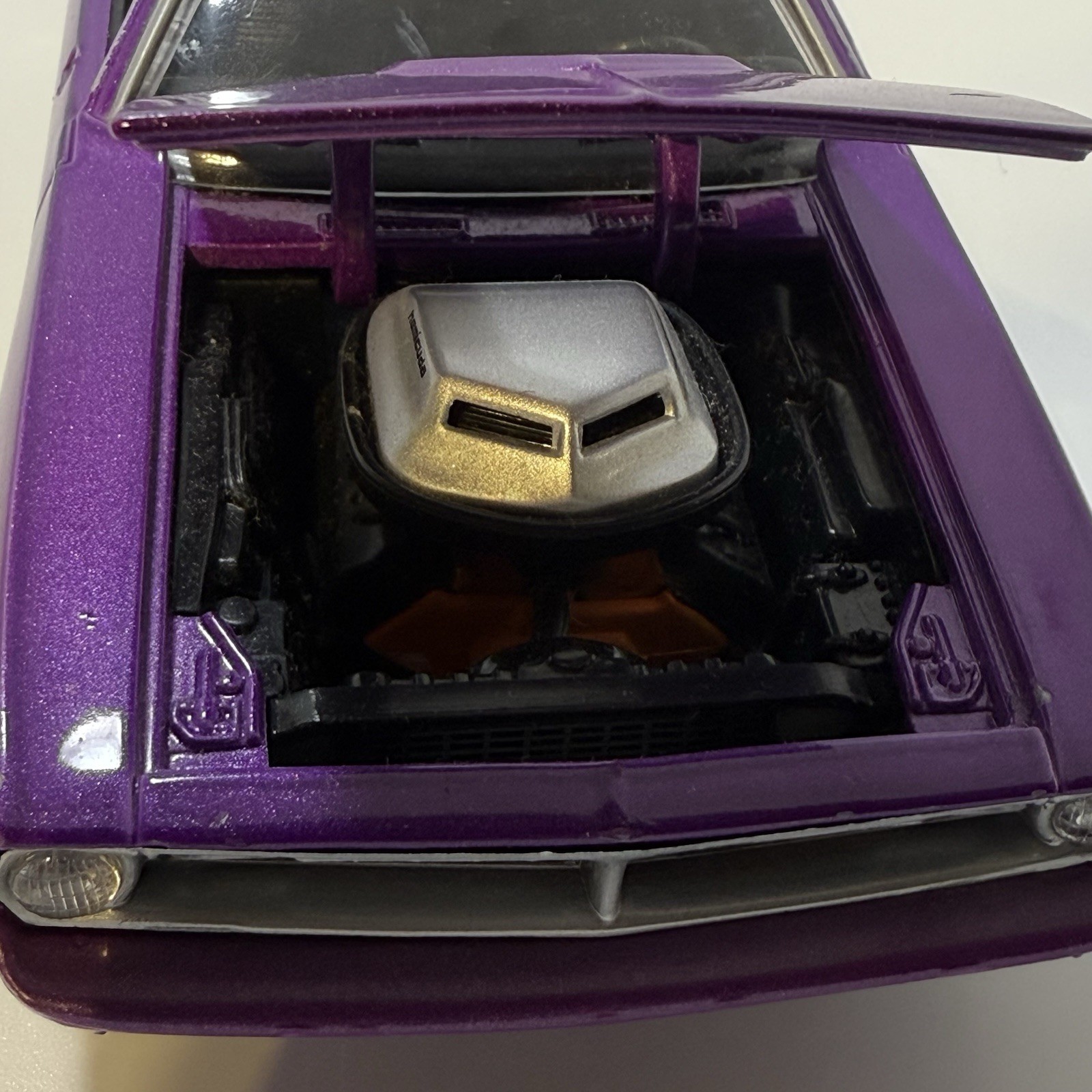Johnny Lightning 1:24 1970 Plymouth HEMI Barracuda Purple Die‑Cast