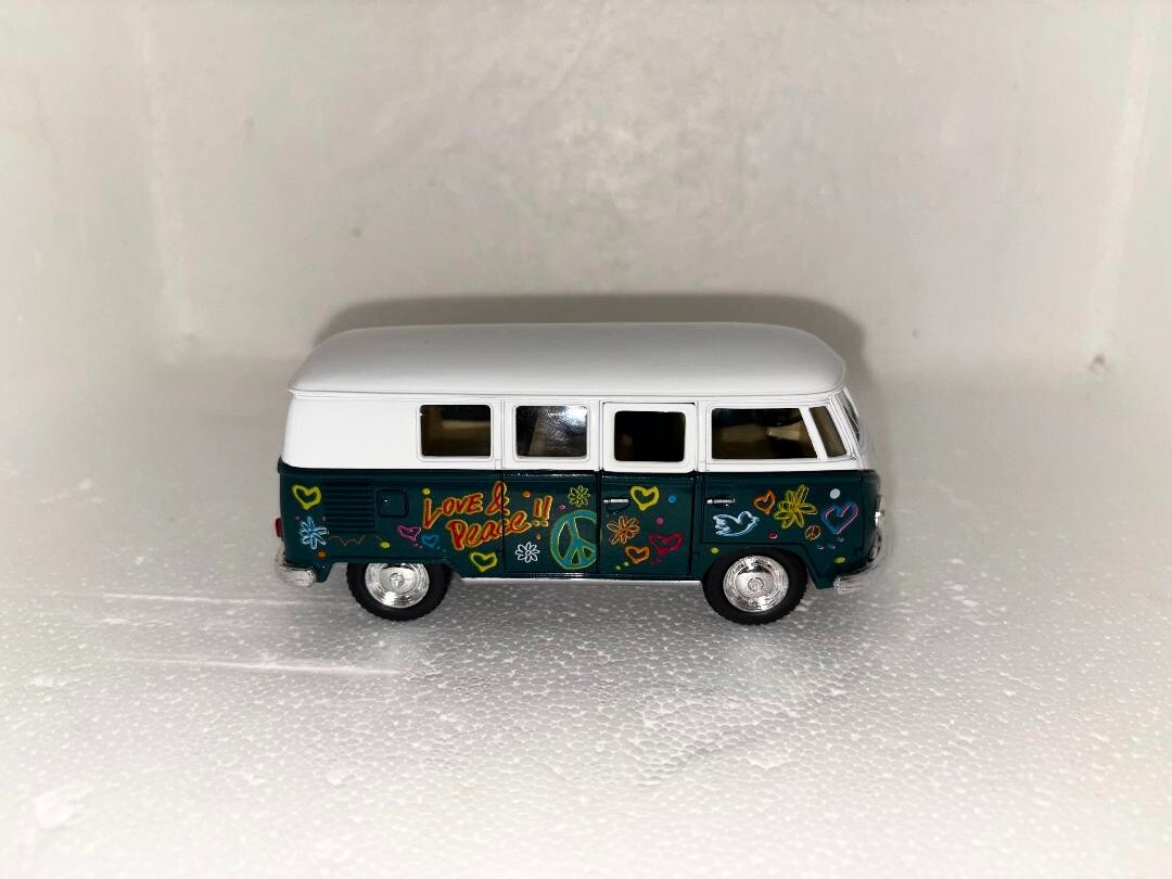 1962 Volkswagen Peace & Love Van – IN FOUR COLORS W/Pull Back Motor Action 1/43