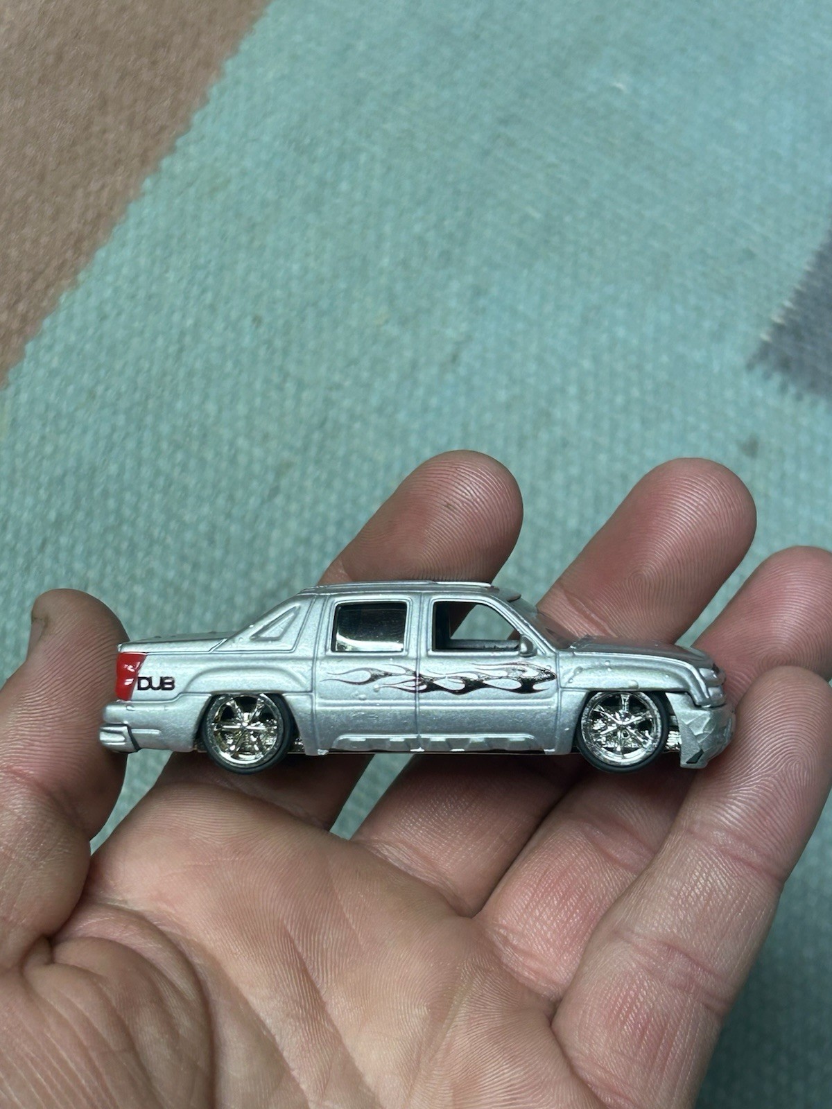 Jada Toys Dub City 2001 Chevy Avalanche Silver Black Red Flames 1:64
