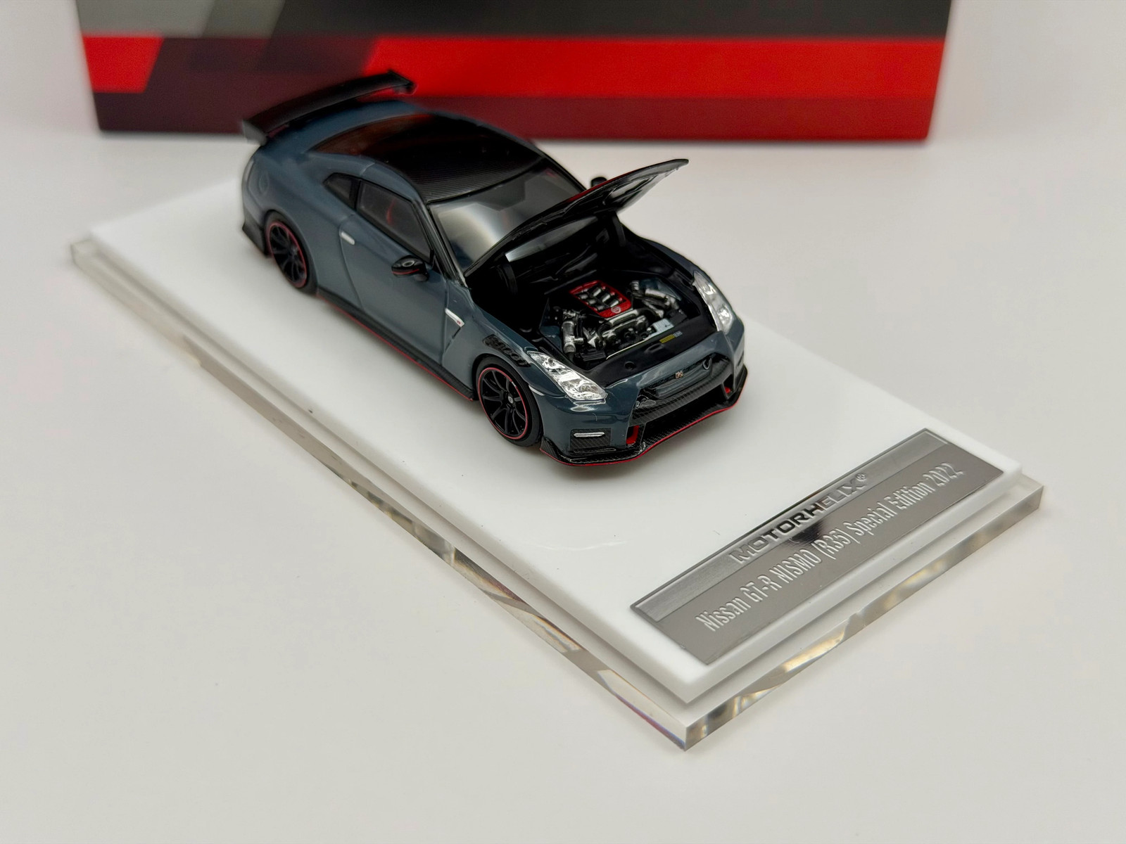 Motorhelix 1:64 Nissan GT-R R35 Nismo 22′(Stealth Gray/Vibrant Red)
