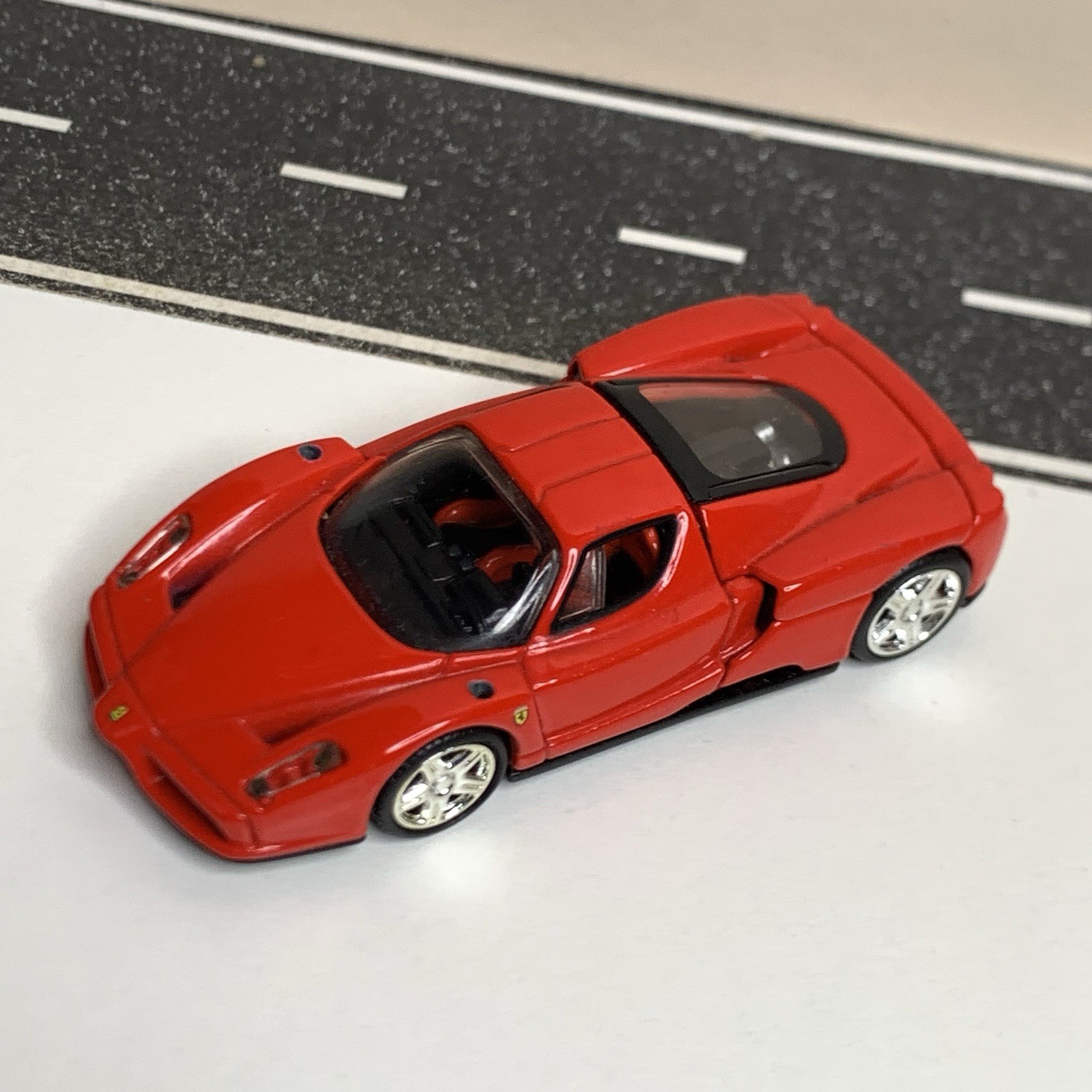 2005 Hot Wheels 100% Oil Can Showcase Series 2003 Ferrari Enzo Red 1:64 Scale NM