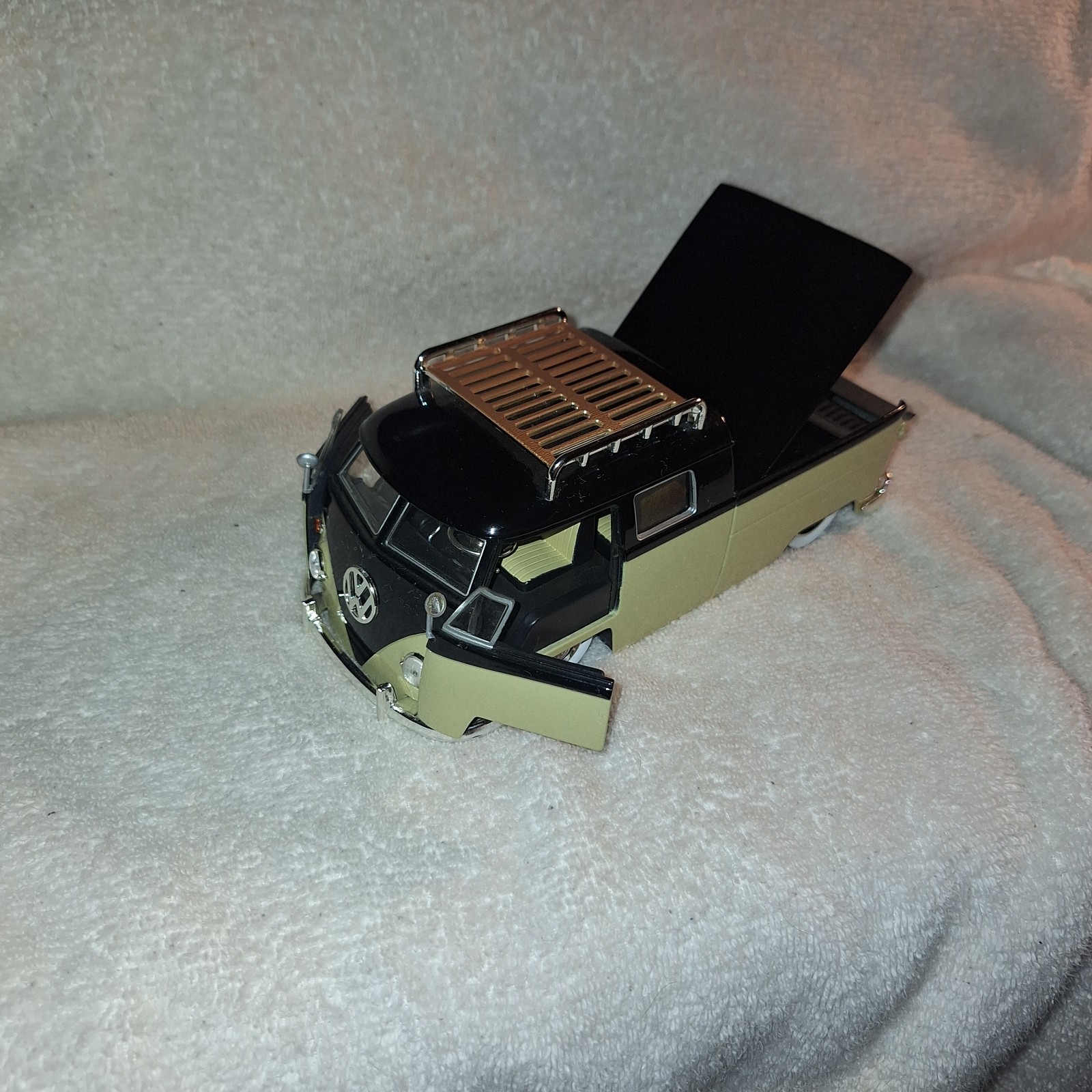 JADA V DUBS 1963 VW BUS PICKUP W RACK 1:24 Black & Tan Volkswagen JADA TOYS