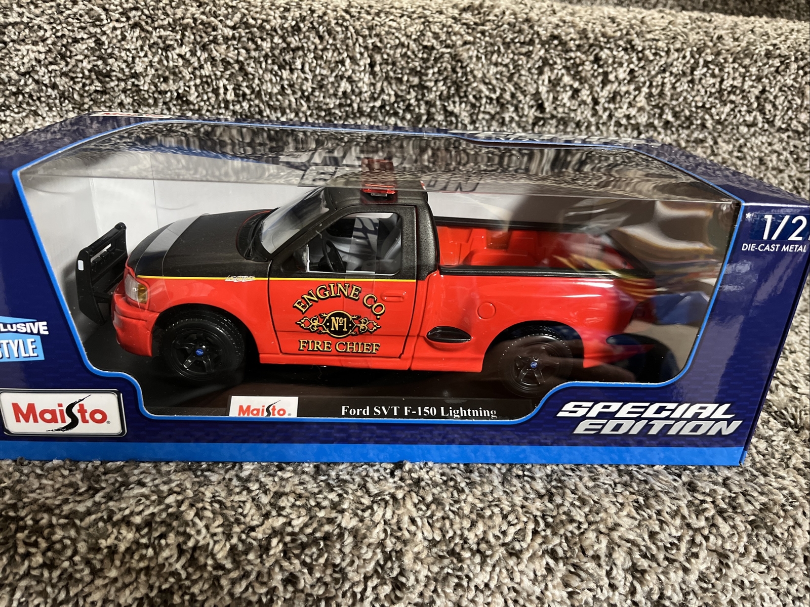 MAISTO FORD SVT F-150 LIGHTNING SPECIAL EDITION 1/21 Exclusive Style NEW!!