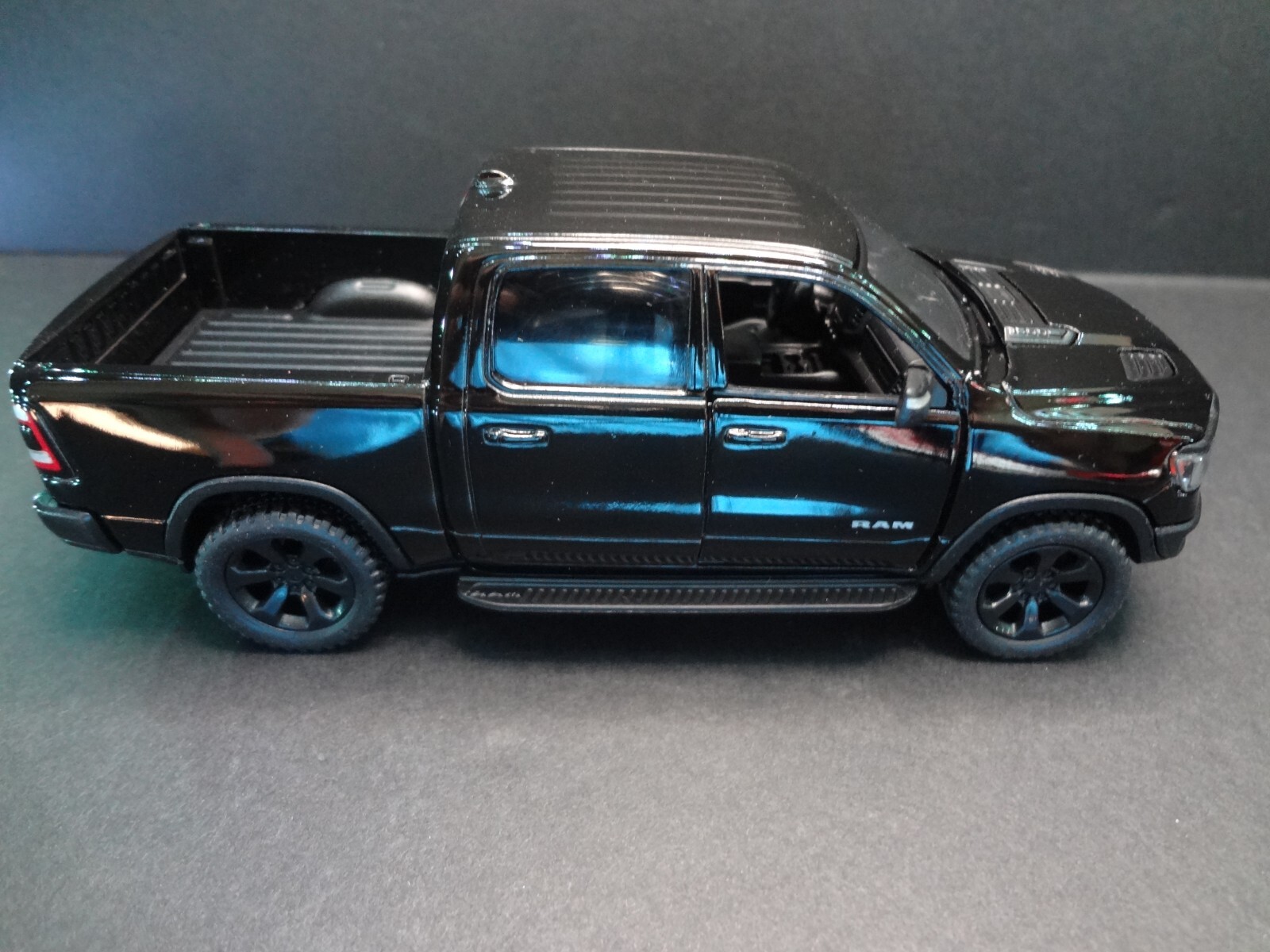 1:46 Scale 2019 Dodge RAM 1500 black – Loose