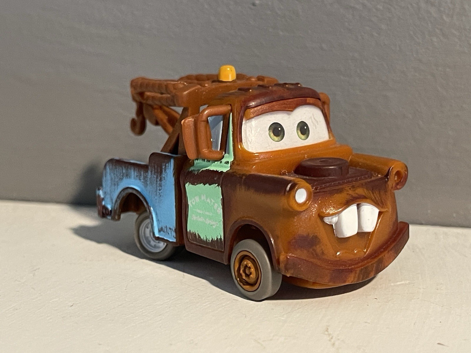 MATER BACKWARDS DRIVING Disney Pixar CARS Pullbax Pullback Toy 2005 – OOB EUC!