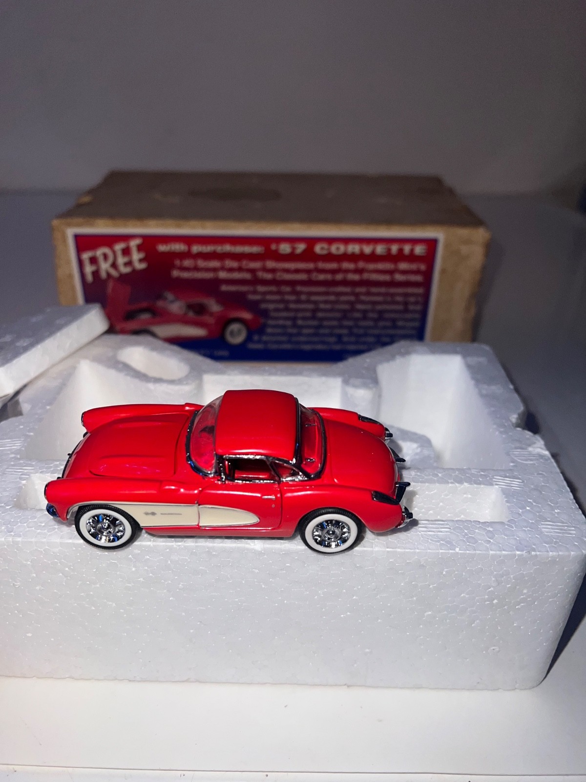 FRANKLIN MINT 1957 CORVETTE 1:43 SCALE WITH REMOVABLE TOP AND BOX