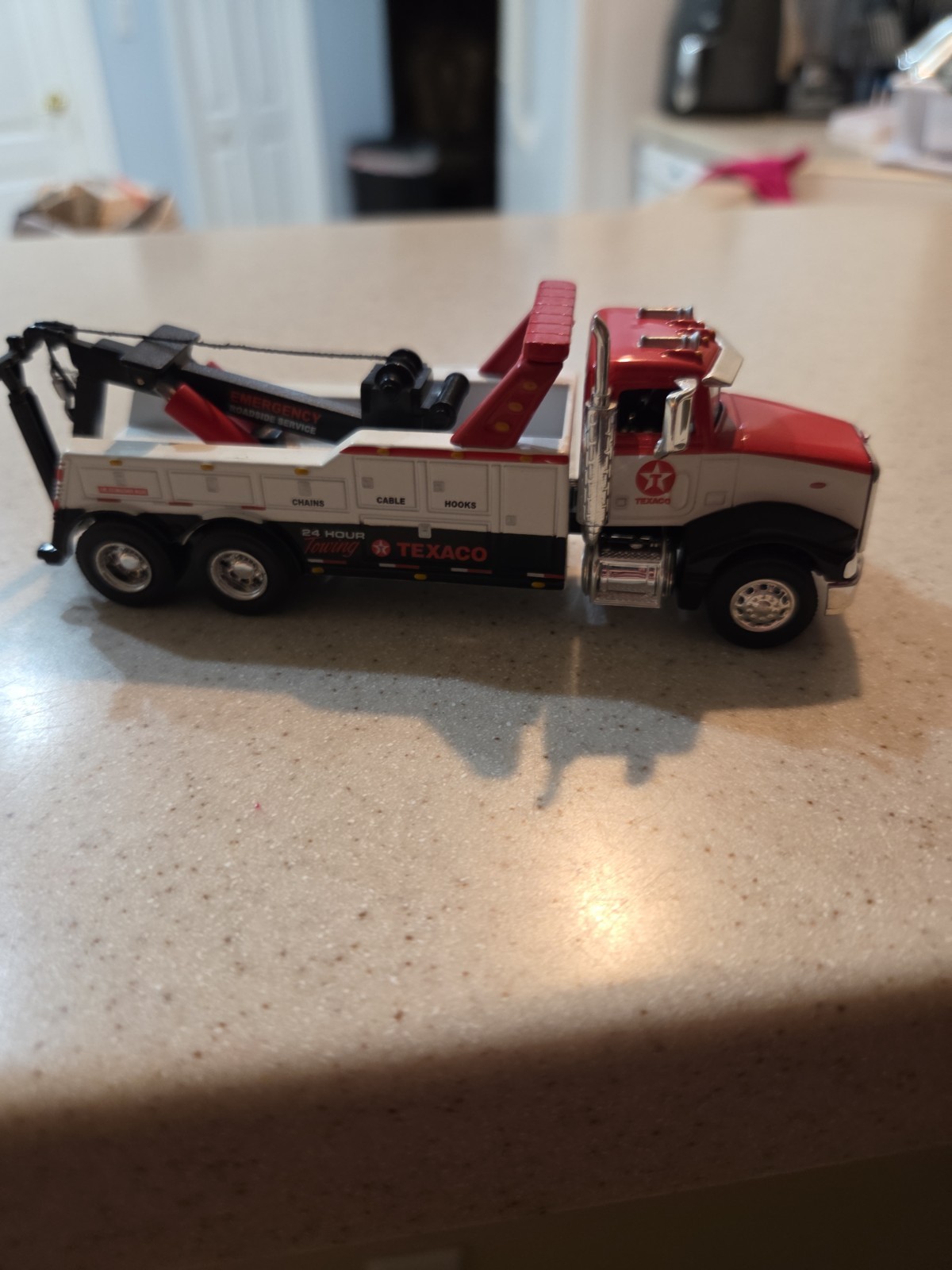 SpecCast 1:64 Scale Texaco Peterbilt 385 Wrecker Tow Truck.