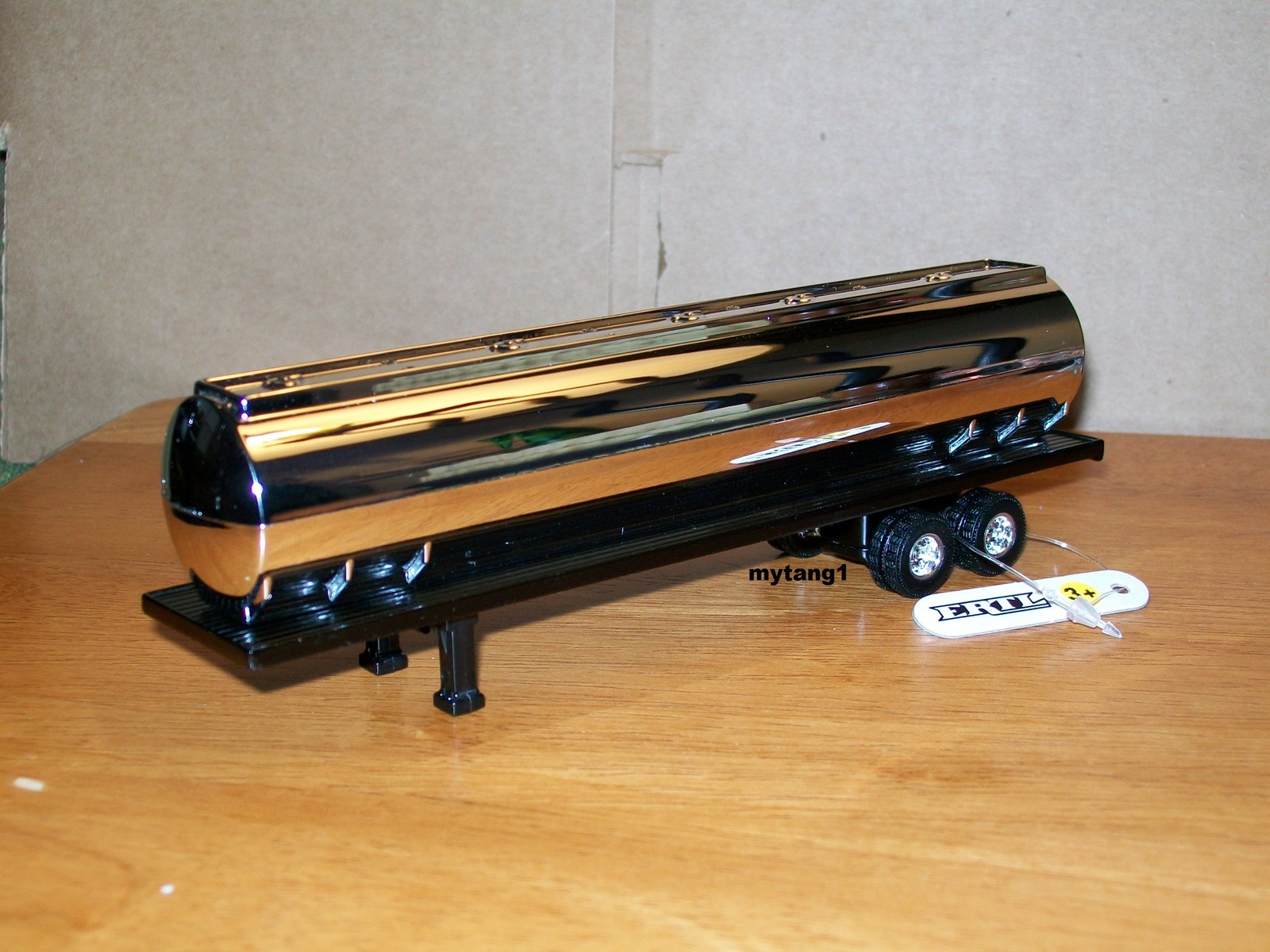 Ertl Collectibles RC2 Semi Tanker Trailer 6-1/2″ Long NO SCALE Black & Chrome