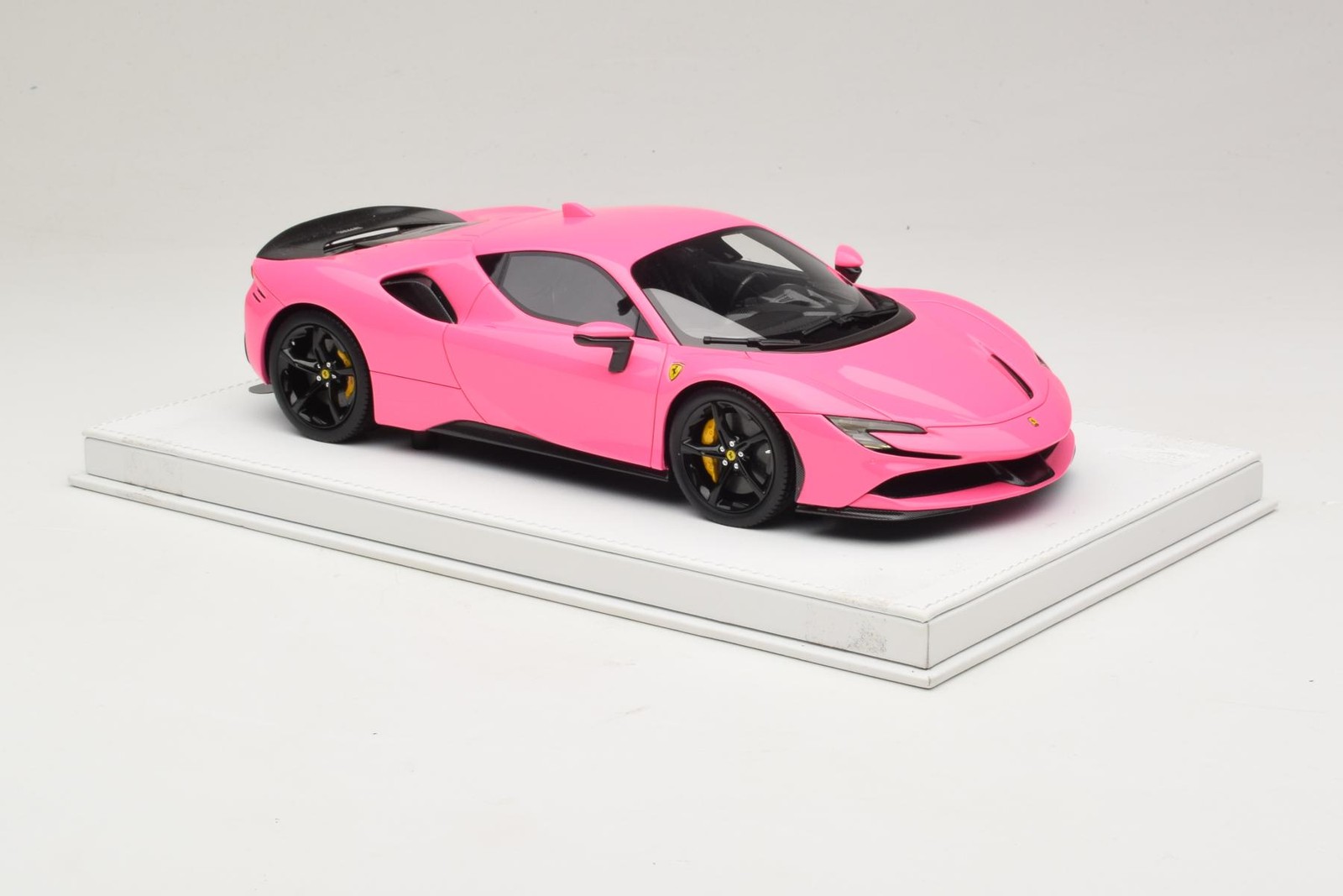Ferrari SF90 Pack Fiorano Gloss Qatar Pink BBR 1:18 | RACELINE137