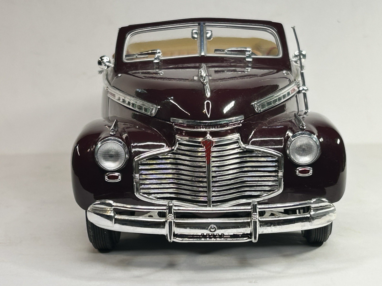 Universal Hobbies 1941 Chevrolet Special Deluxe Convertible Burgundy 1:18 DC