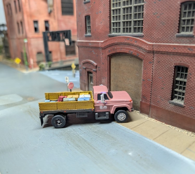 Custom Built 1/87 HO Scale 1970s Ford F600 Flatbed Delivery Truck