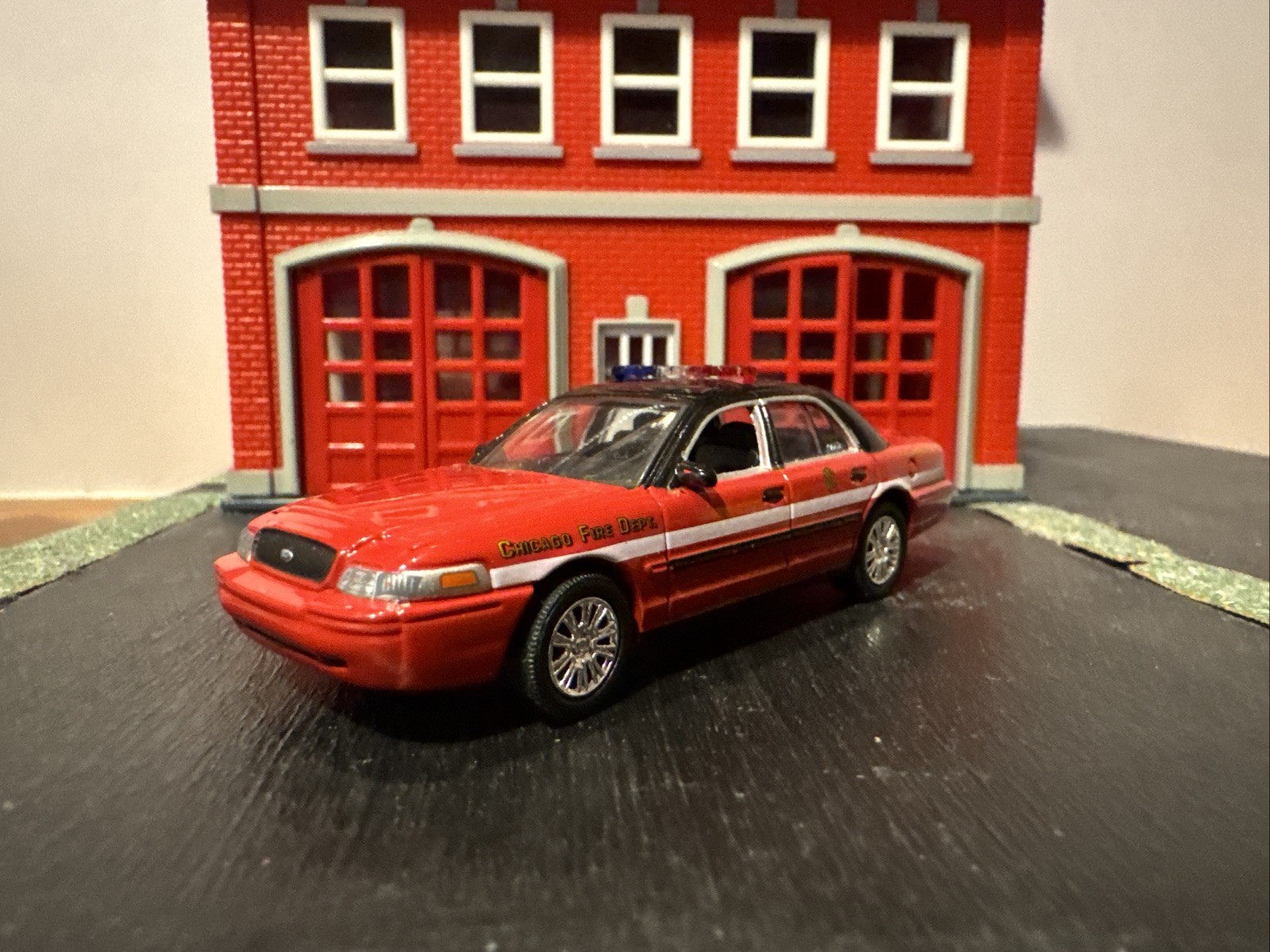 Greenlight Hot Pursuit Chicago Fire Dept Ford Crown Victoria Police 1:64 Diecast