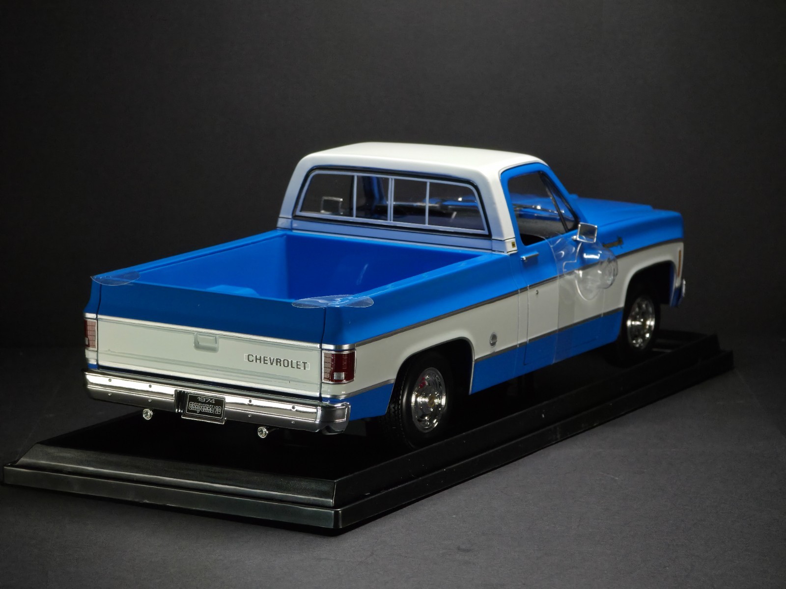 1974 Chevrolet C10 Cheyenne Super 1:18 Maisto Exclusive Style Special Edition