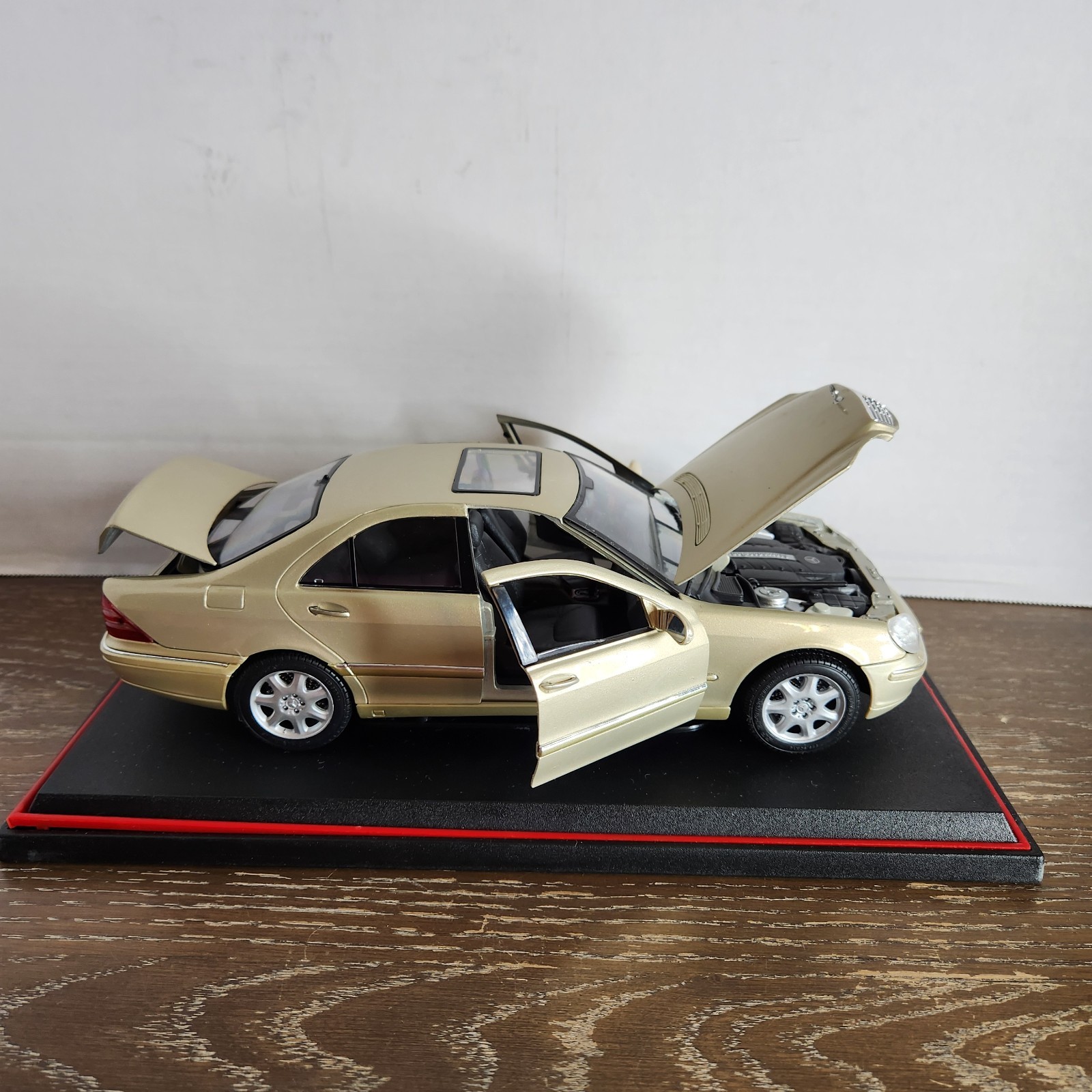 Road&Track Light Gold Mercedes-Benz S-Class 1:18 Diecast Car With Stand & Box