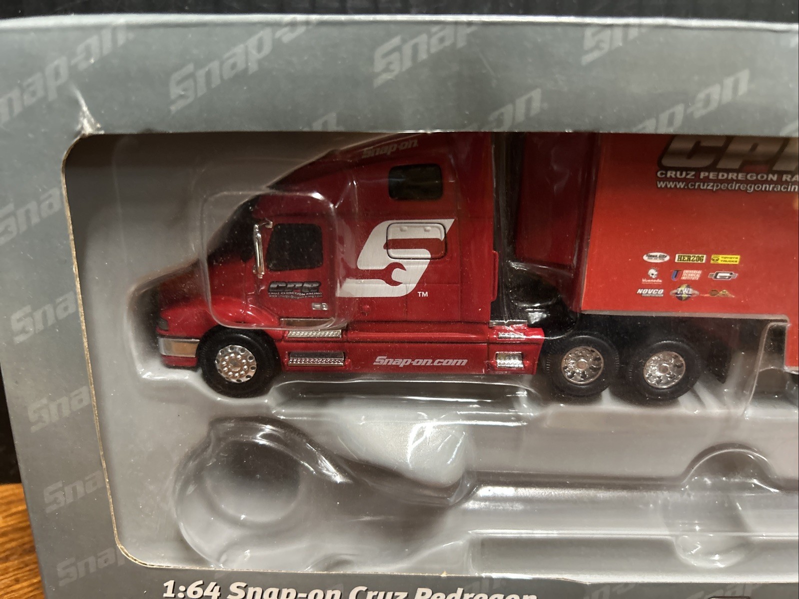 SNAP-ON Cruz Pedregon Volvo 770 Tractor Drop-Bed Trailer 1:64 – Missing Ratchet