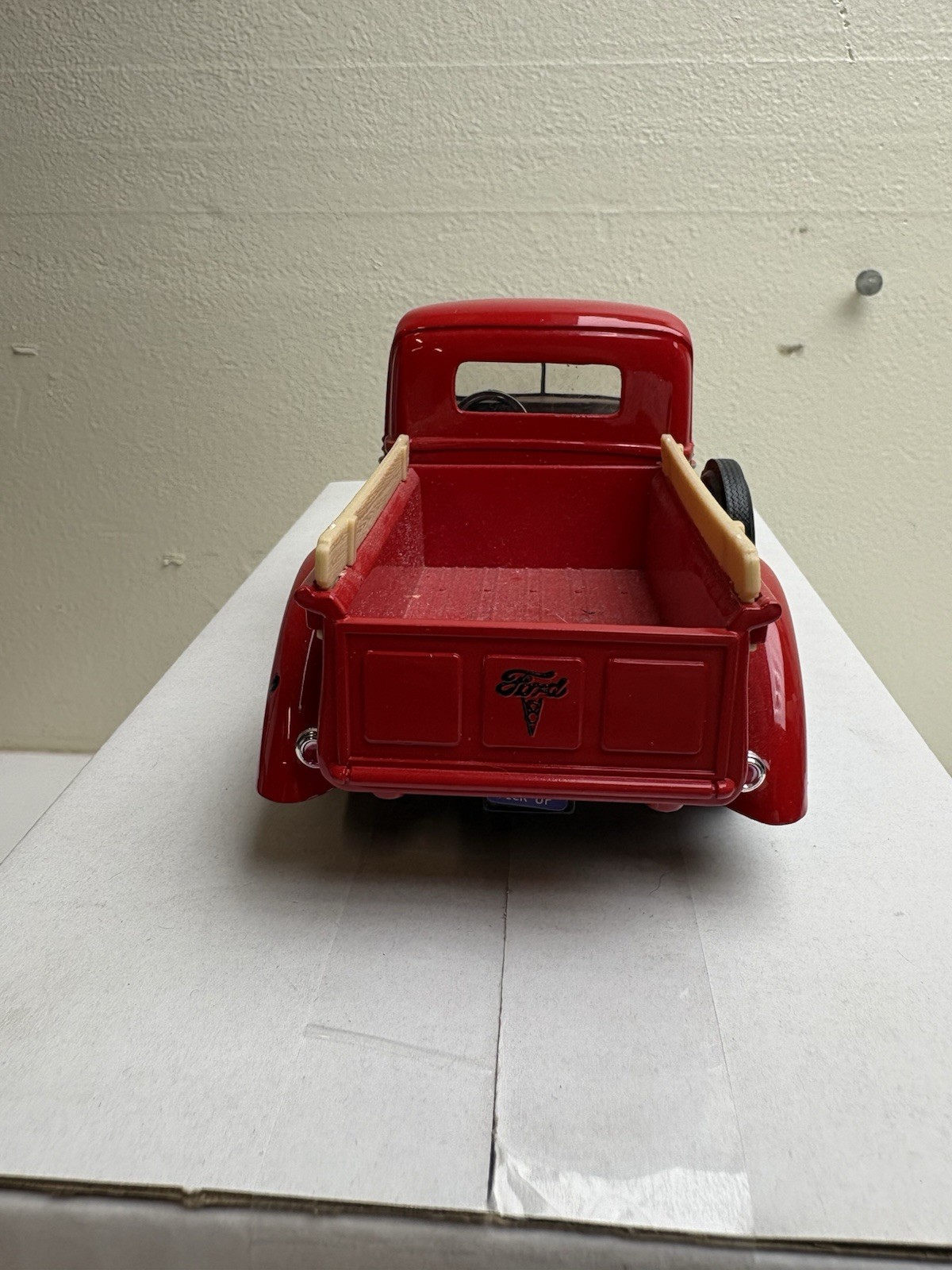 1940 Red Ford Pickup Truck – 1:24 Scale Diecast Motormax, No. 68062
