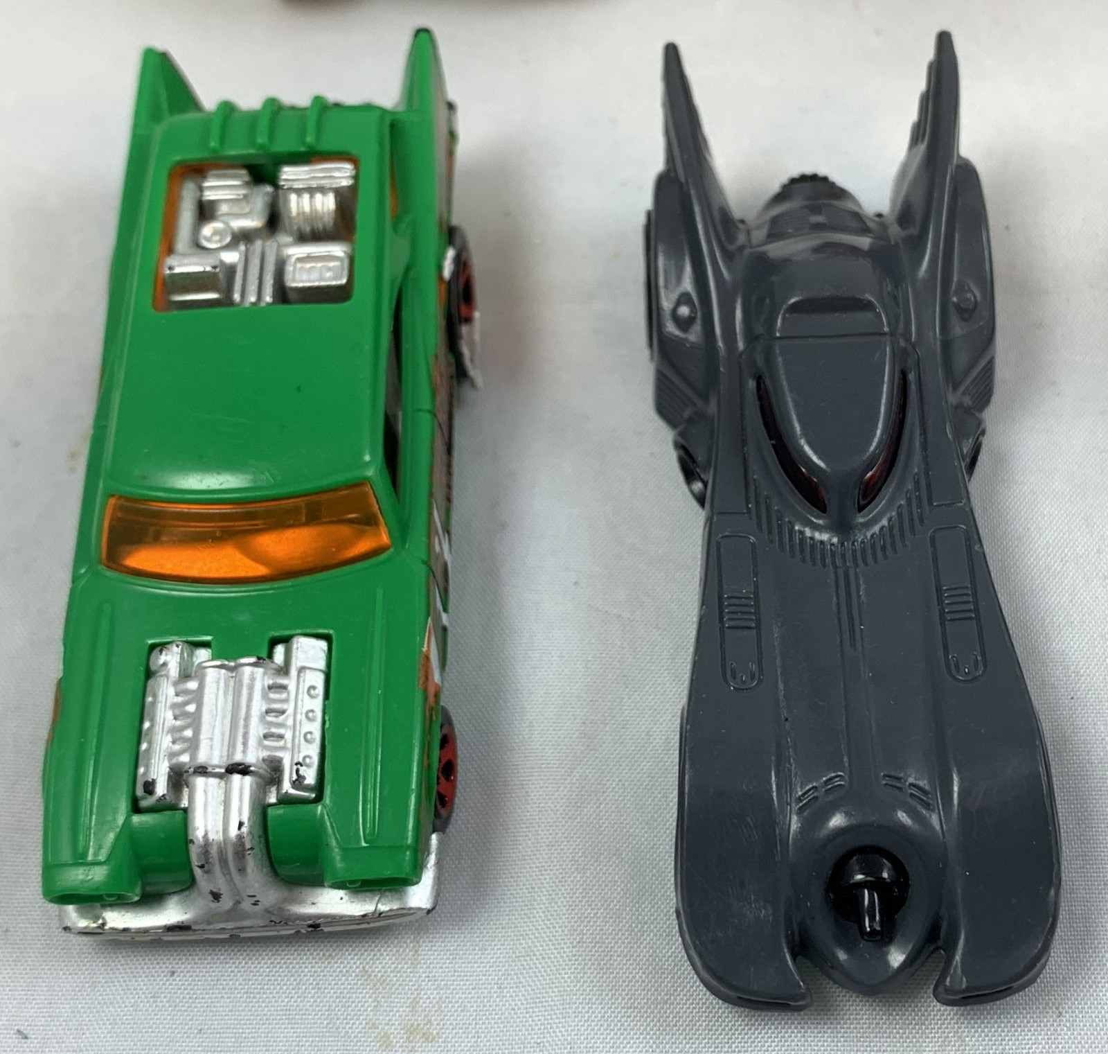 Mattel Hot Wheels Bundle 20 Cars Collection Batmobile AcceleRacers Piledriver