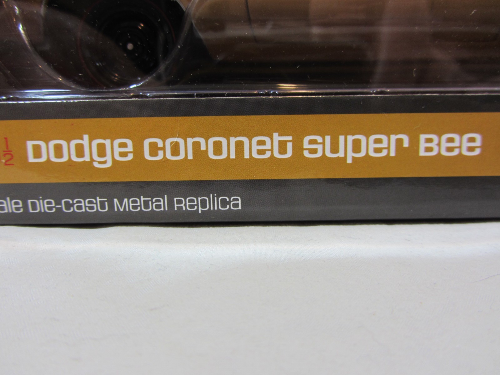 Auto World – 1969 1/2 Dodge Coronet Super Bee NIB 1:18 (726v100) AMM/1173
