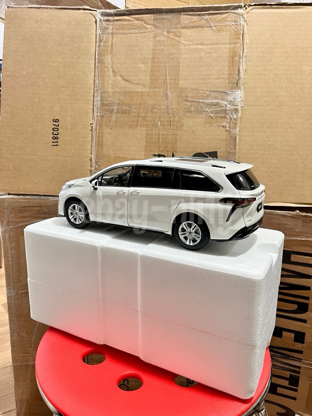1:18 Scale 2021~2026 Toyota Sienna Limited Ice White Minivan Diecast Model Car